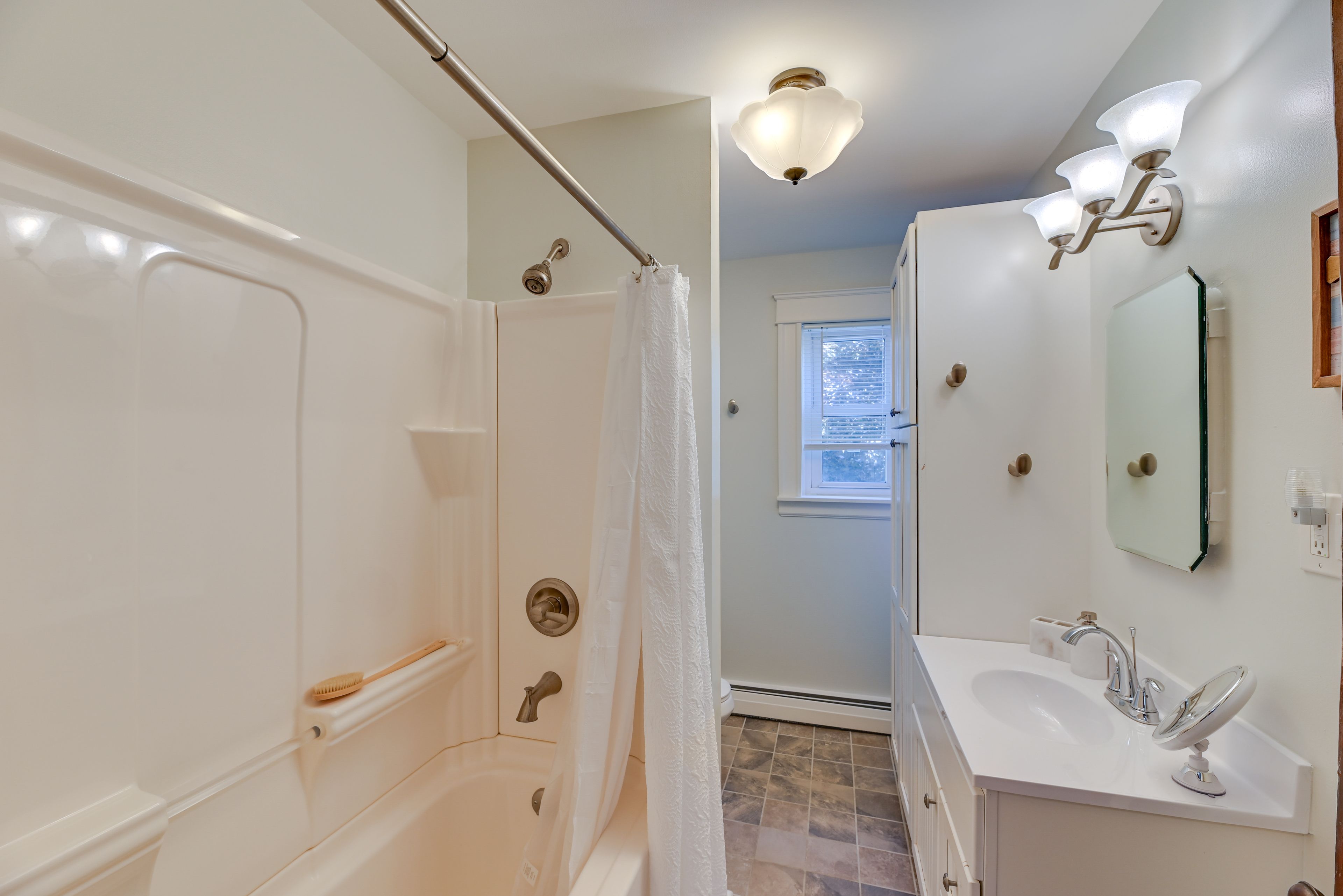 Full Bathroom | 2nd Floor