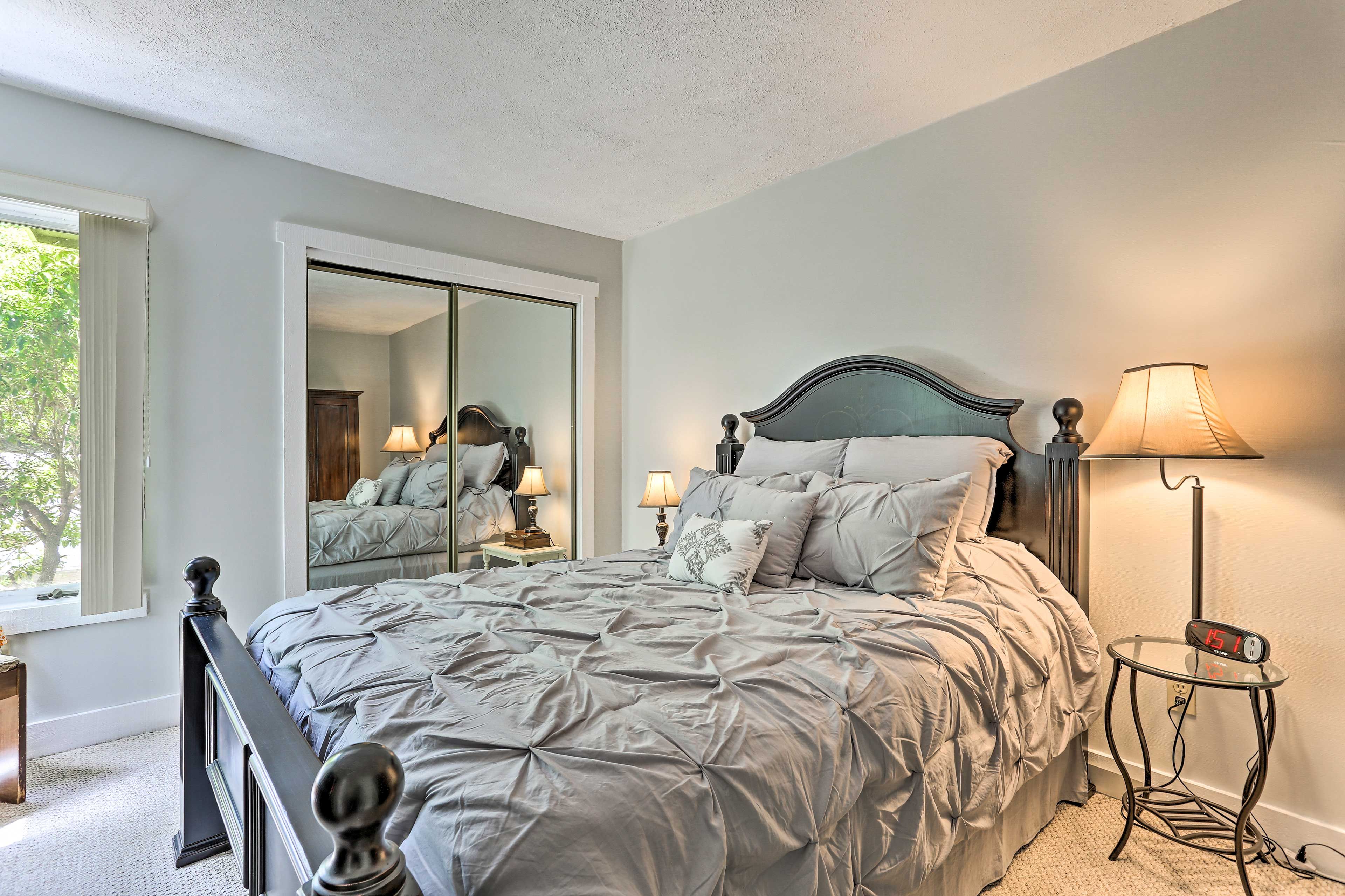 Bedroom | 1st Floor | Queen Bed | Linens Provided