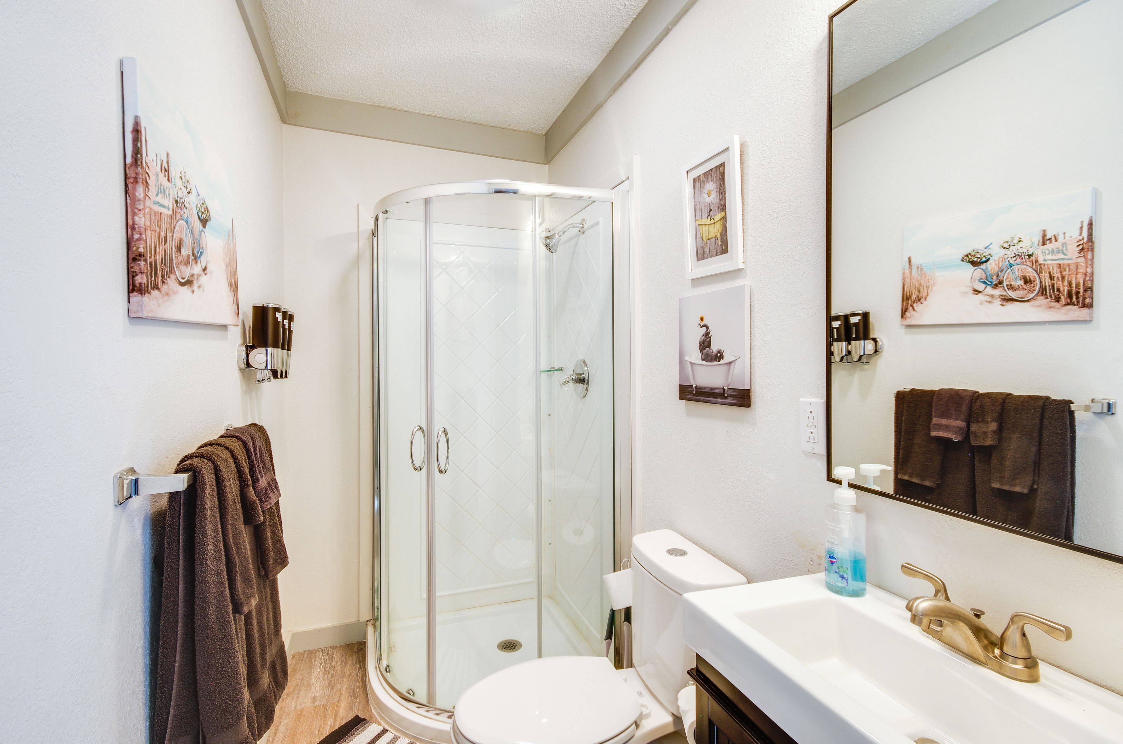 Full Bathroom | Towels Provided | Complimentary Toiletries