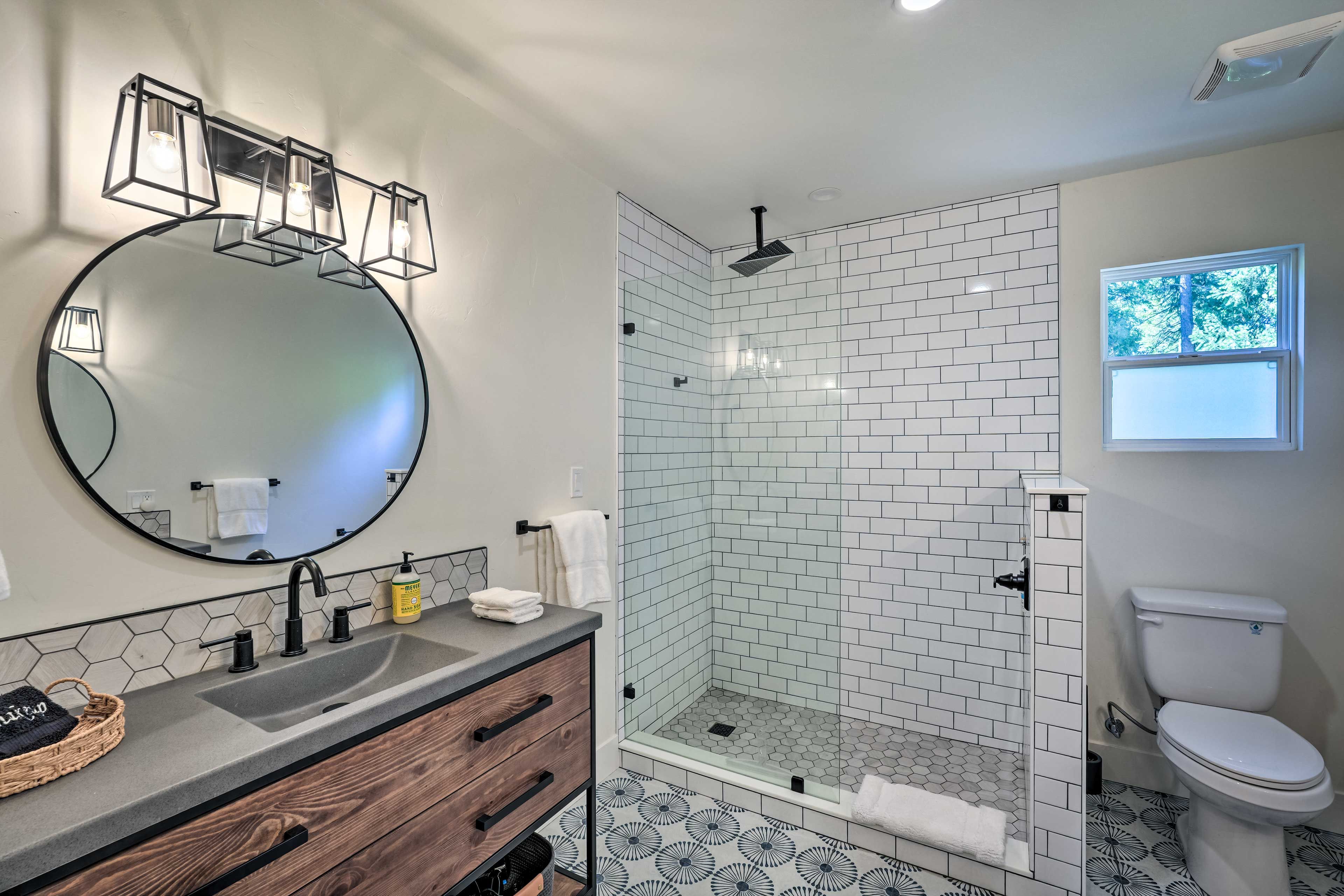 Full Bath | Towels Provided