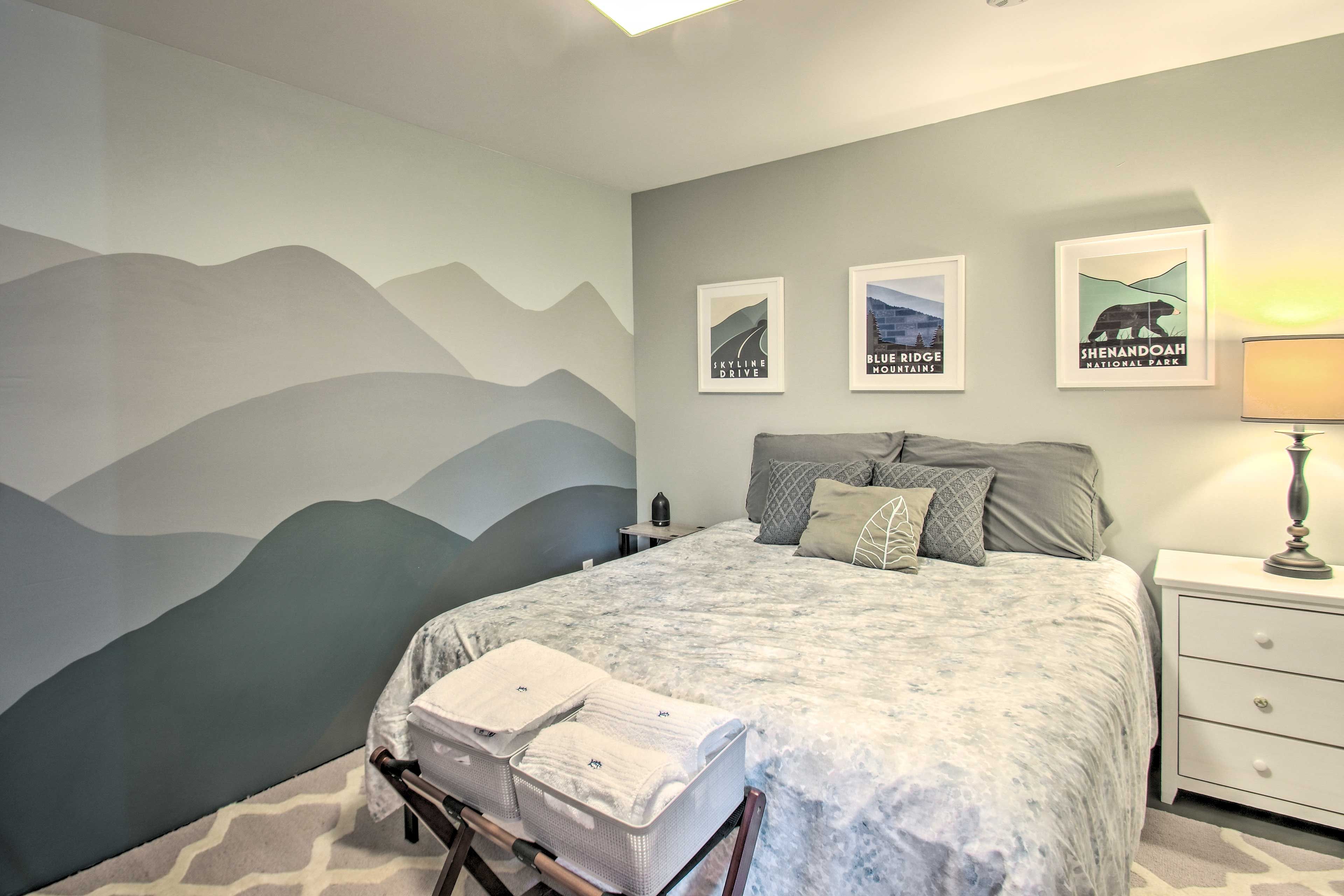 Studio | Queen Bed | Linens Provided