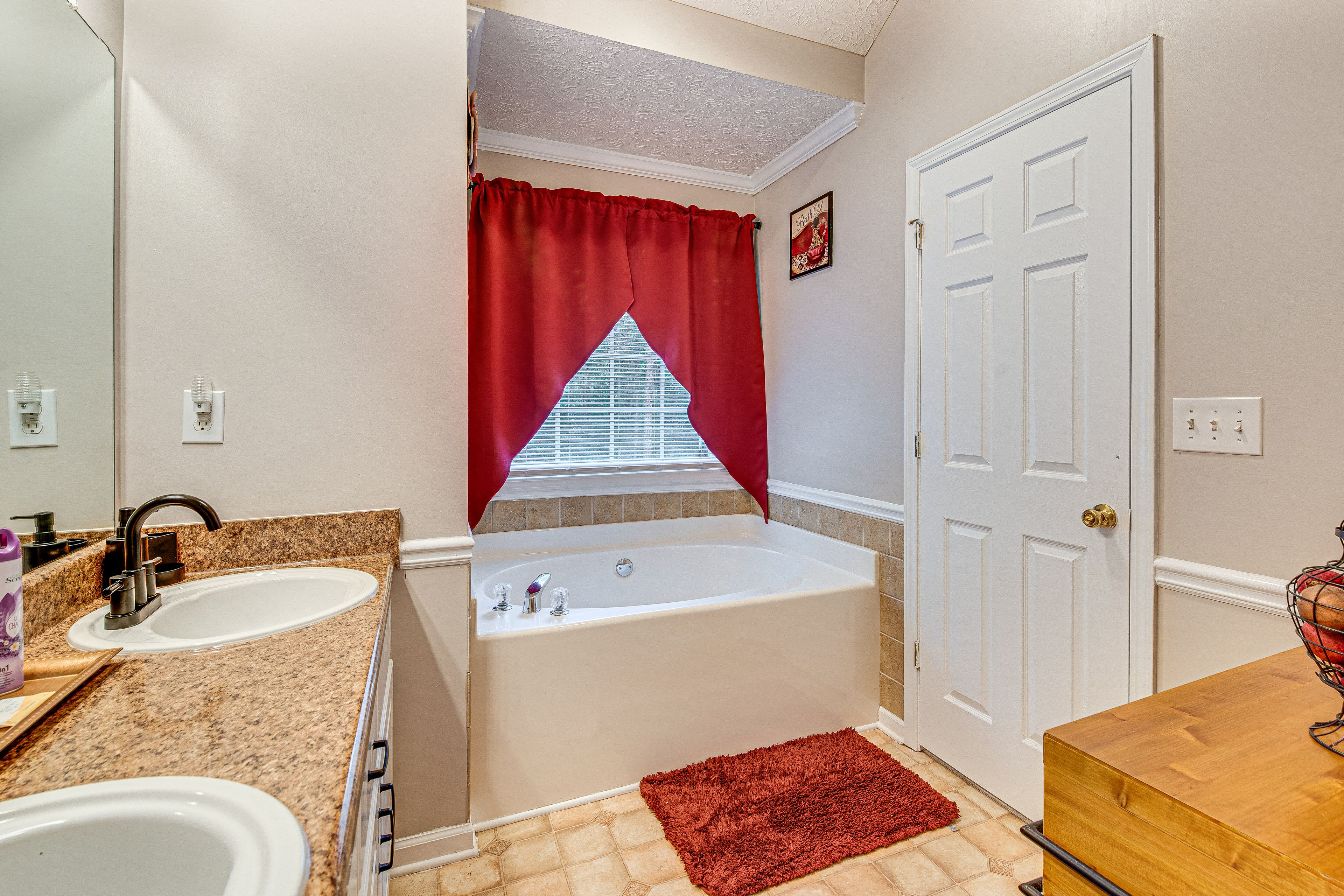 En-Suite Bathroom | Towels & Linens Provided | Soaking Tub | Shower