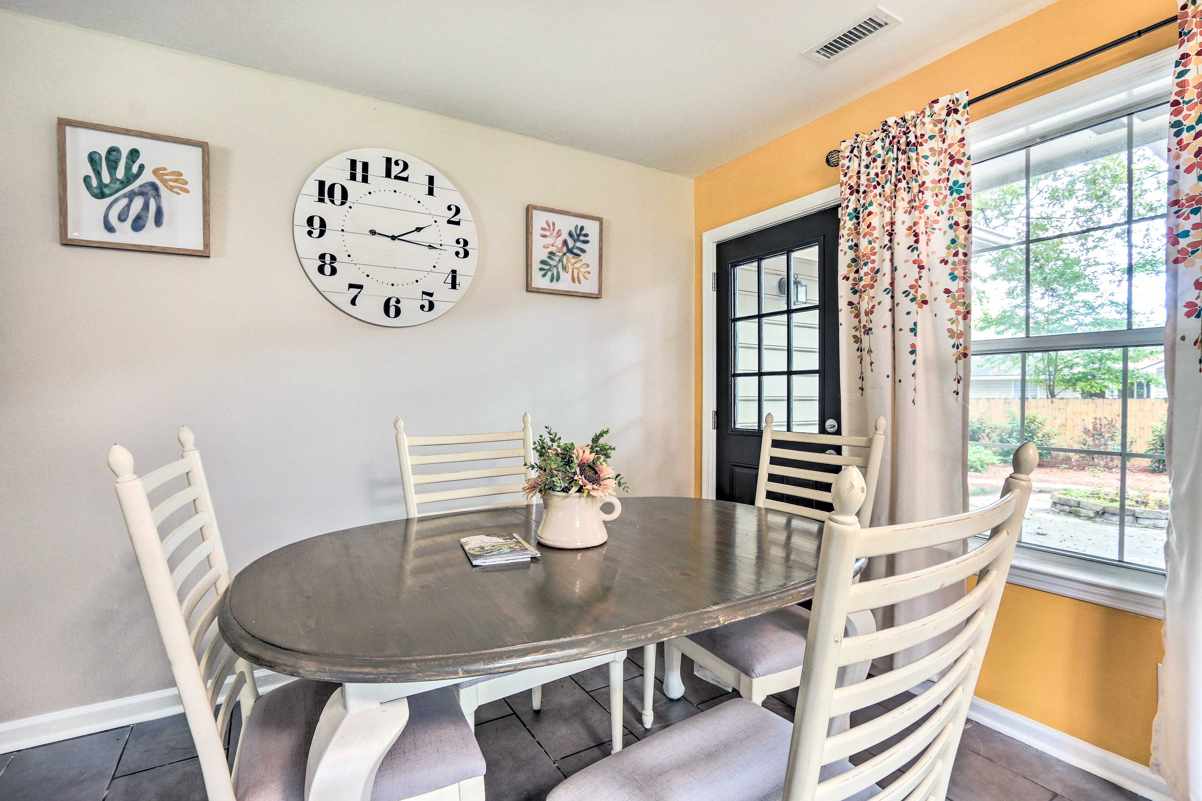 Dining Area | Dishware Provided
