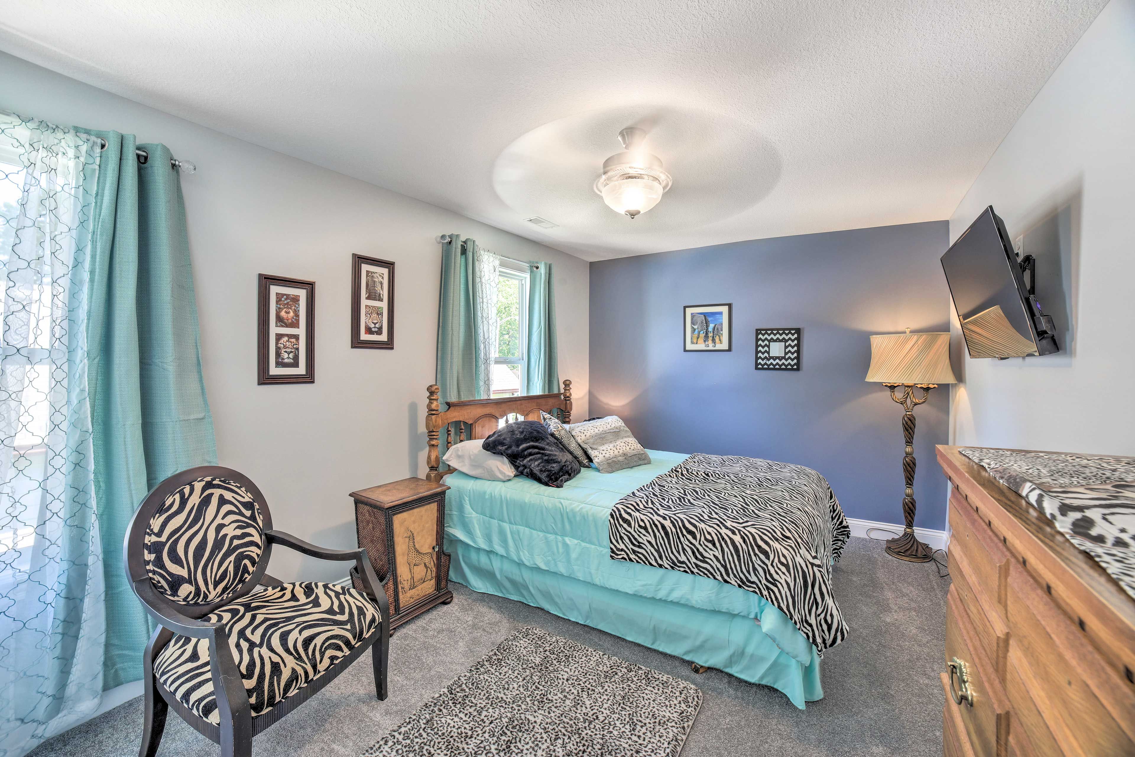 Bedroom 1 | Upper Level | Queen Bed | Linens Provided | Smart TV