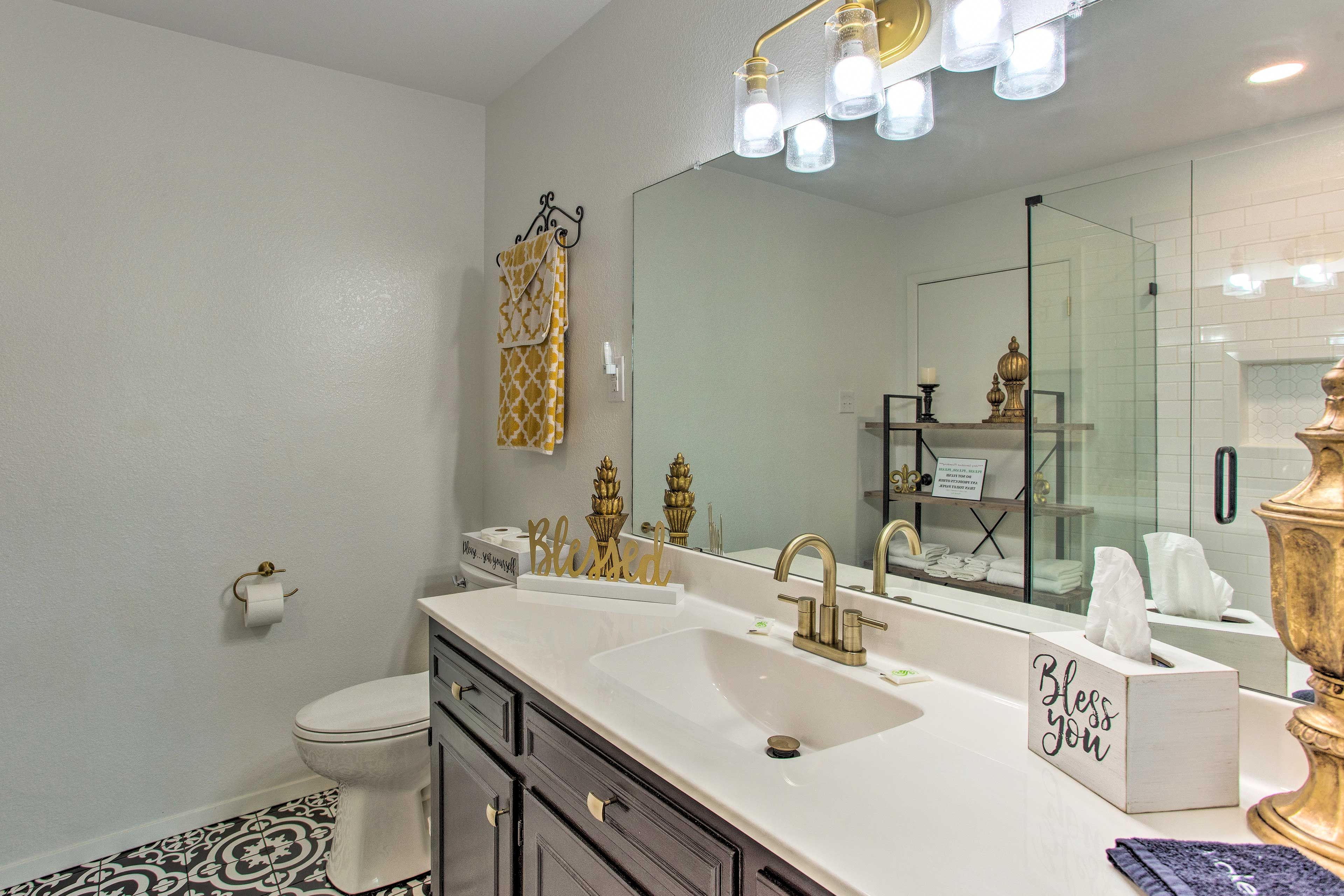 Full Bathroom | Main Floor | Complimentary Toiletries | Grab Rails in Shower