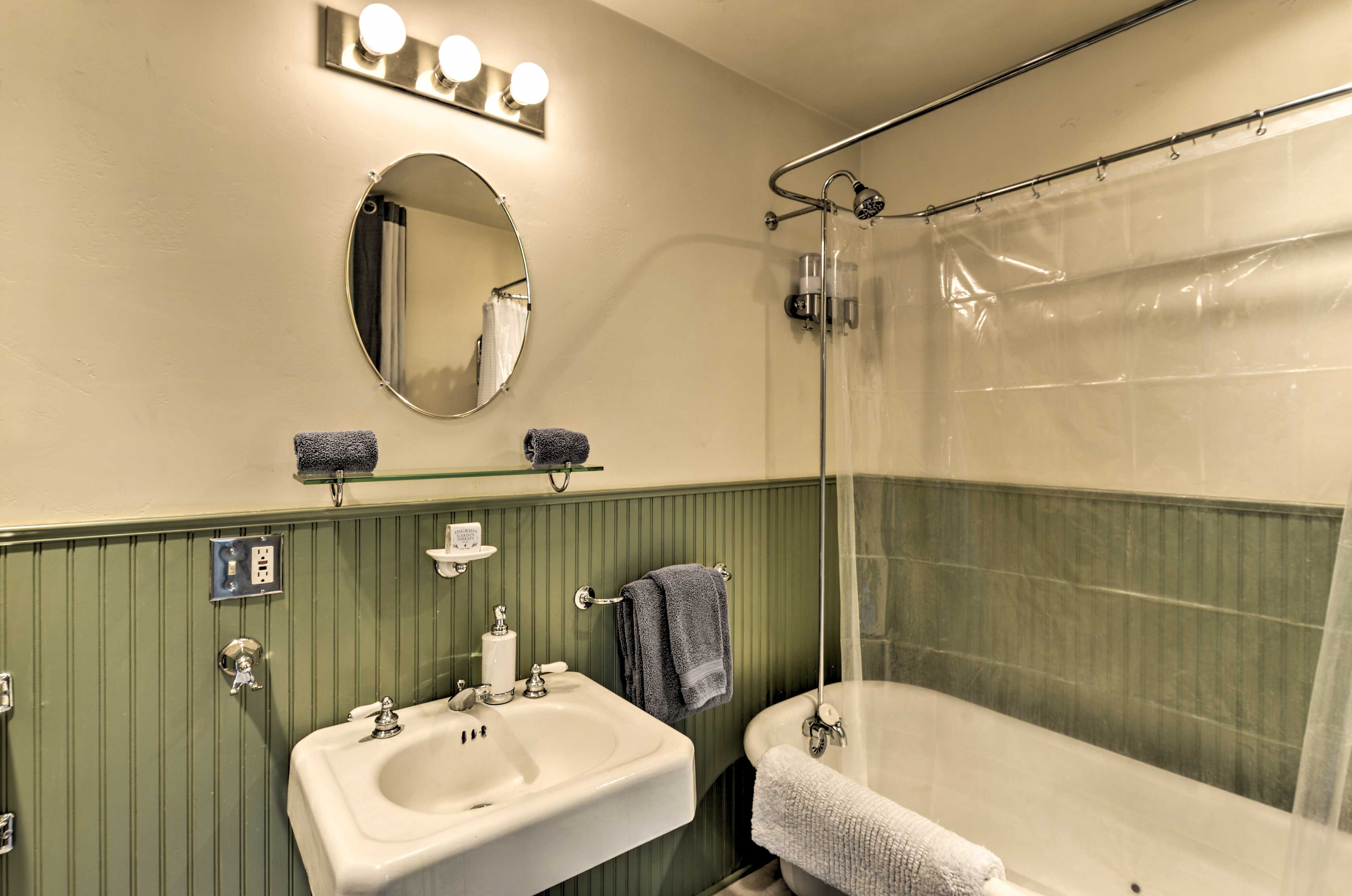 En-Suite Bathroom | Towels Provided | Complimentary Toiletries