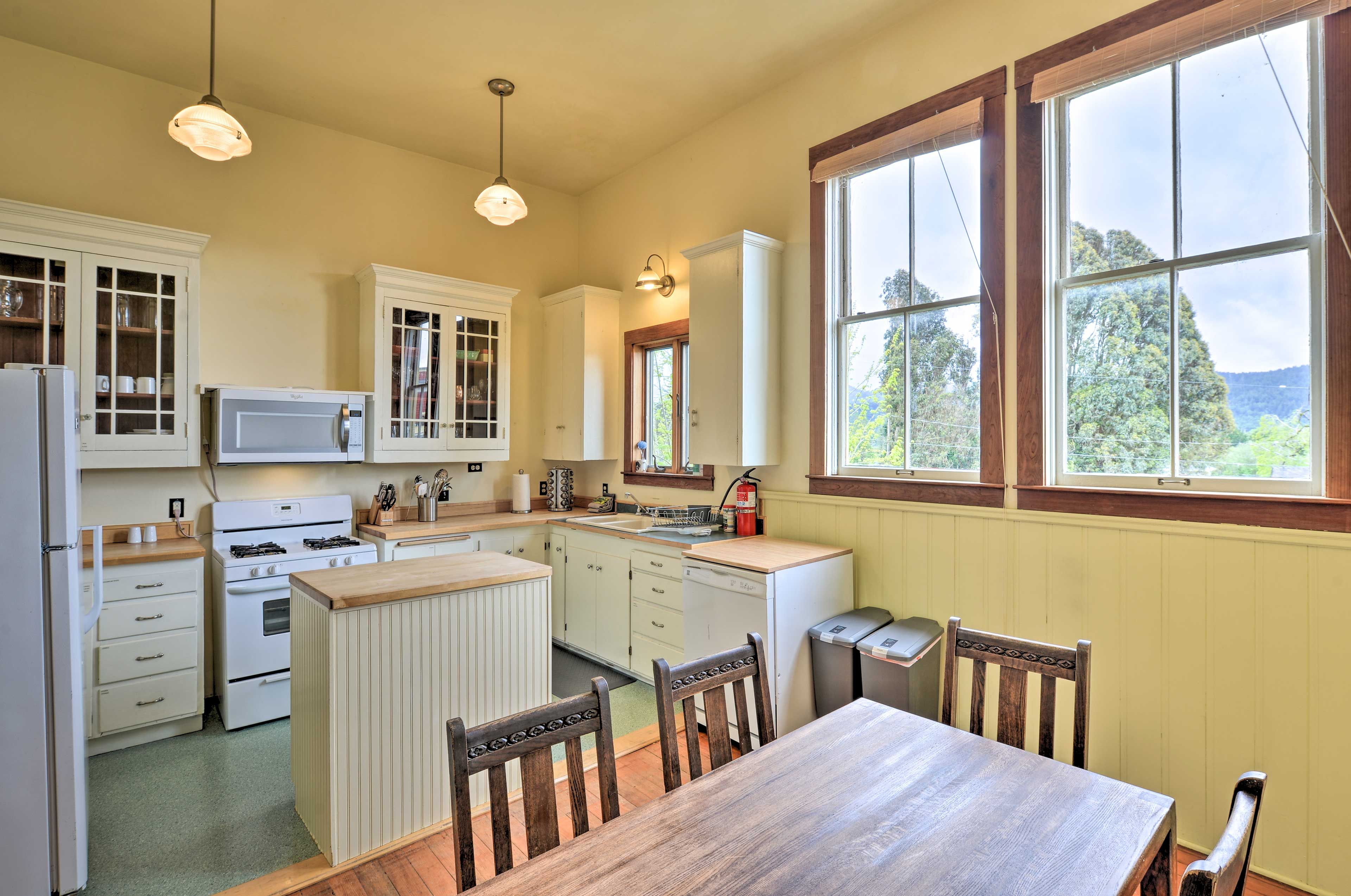 Dining Area | Dishware & Flatware Provided