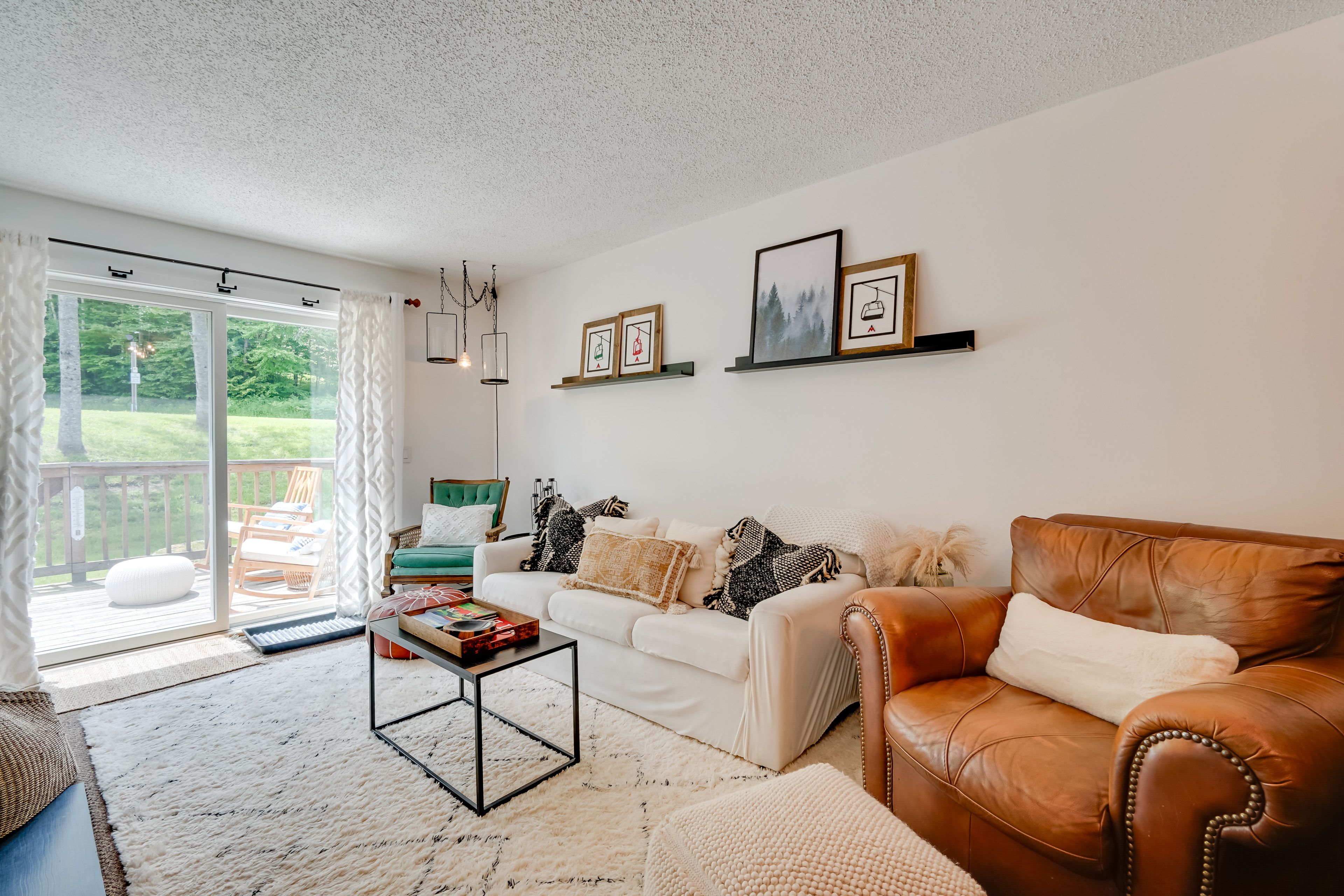 Living Room | Wood-Burning Fireplace | Smart TV | Free WiFi | DVD Player
