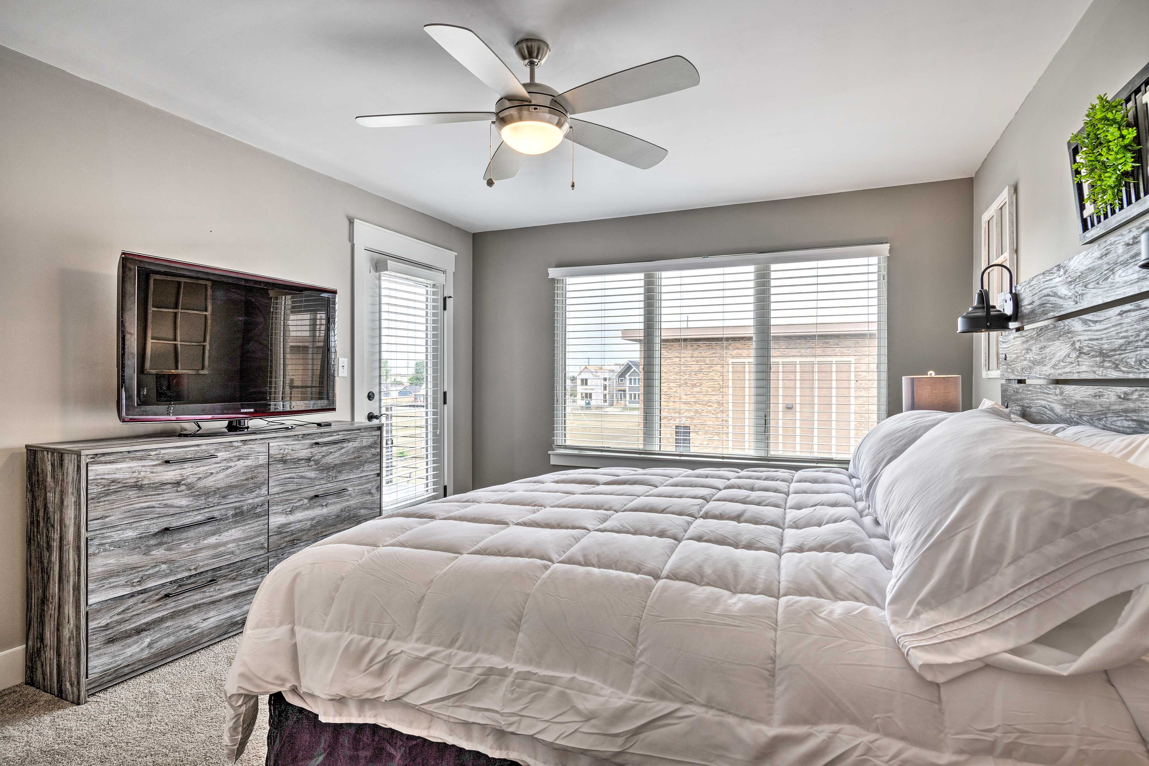Bedroom 1 | King Bed | Smart TV | 2nd Floor