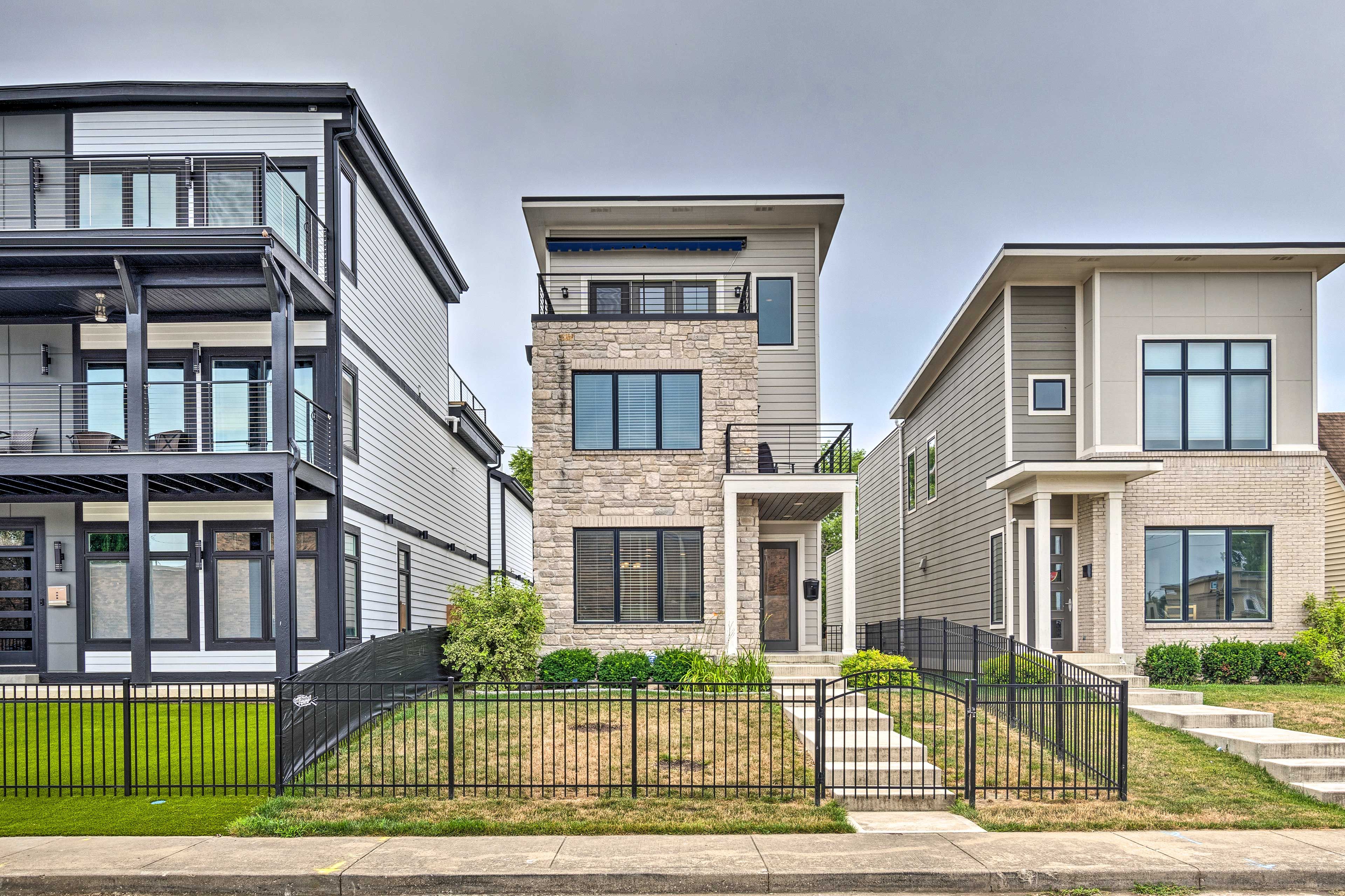 Home Exterior | Street Parking