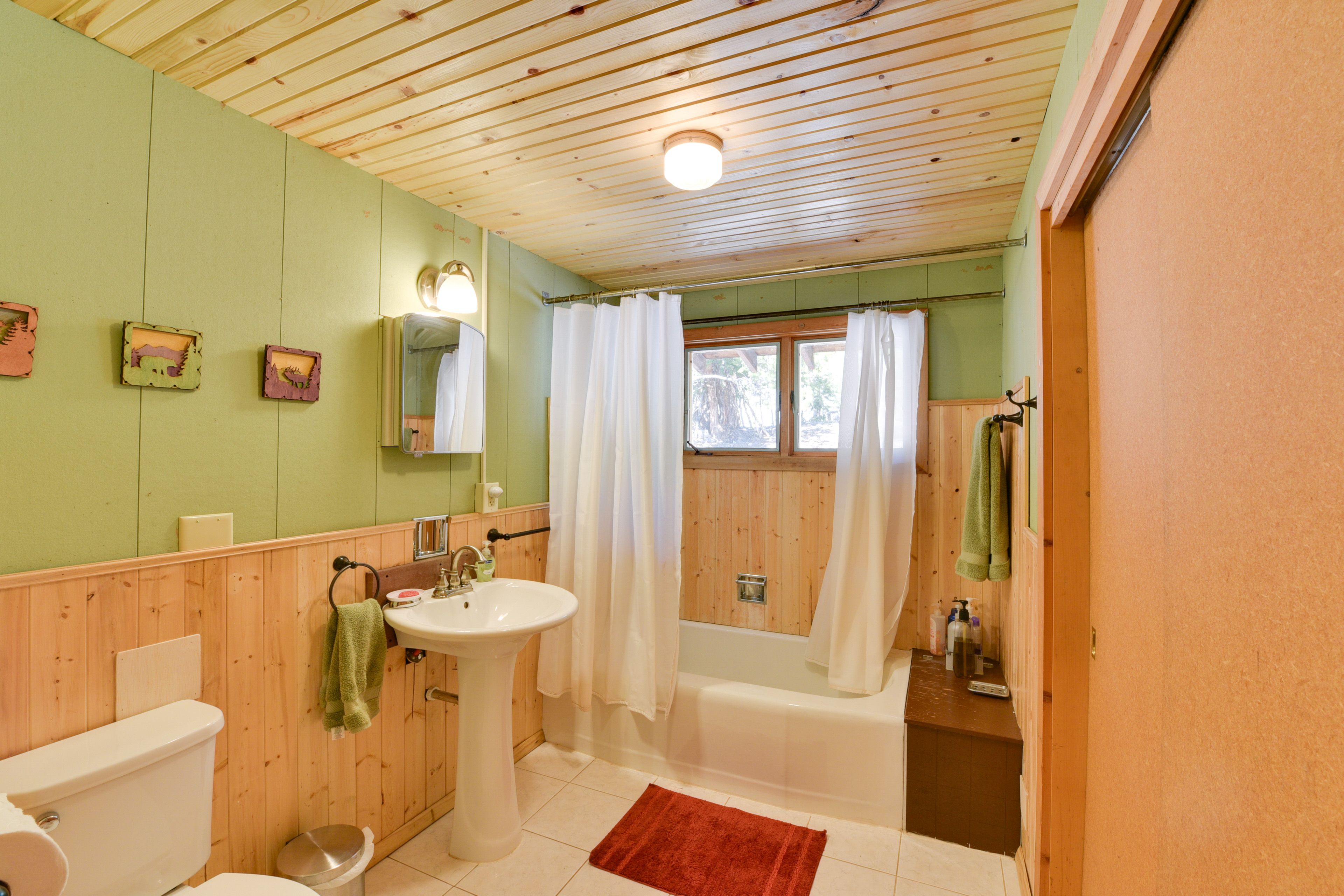 Full Bathroom | Complimentary Toiletries | Towels Provided
