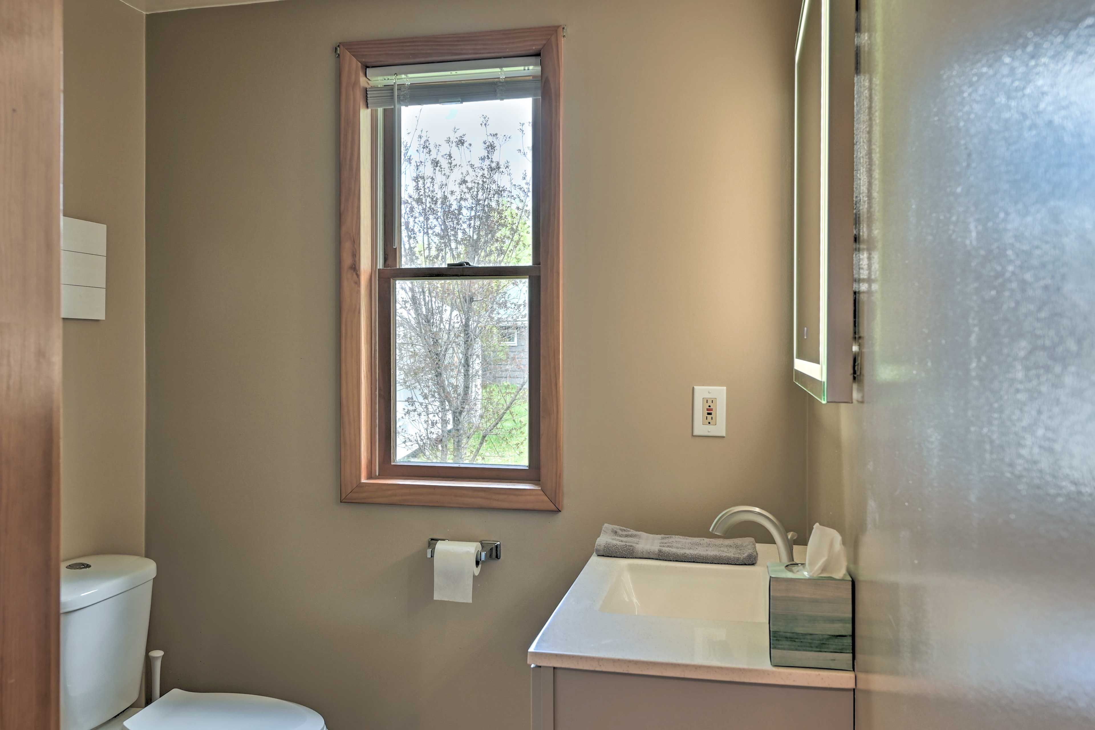 Half Bathroom | 1st Floor | Towels Provided