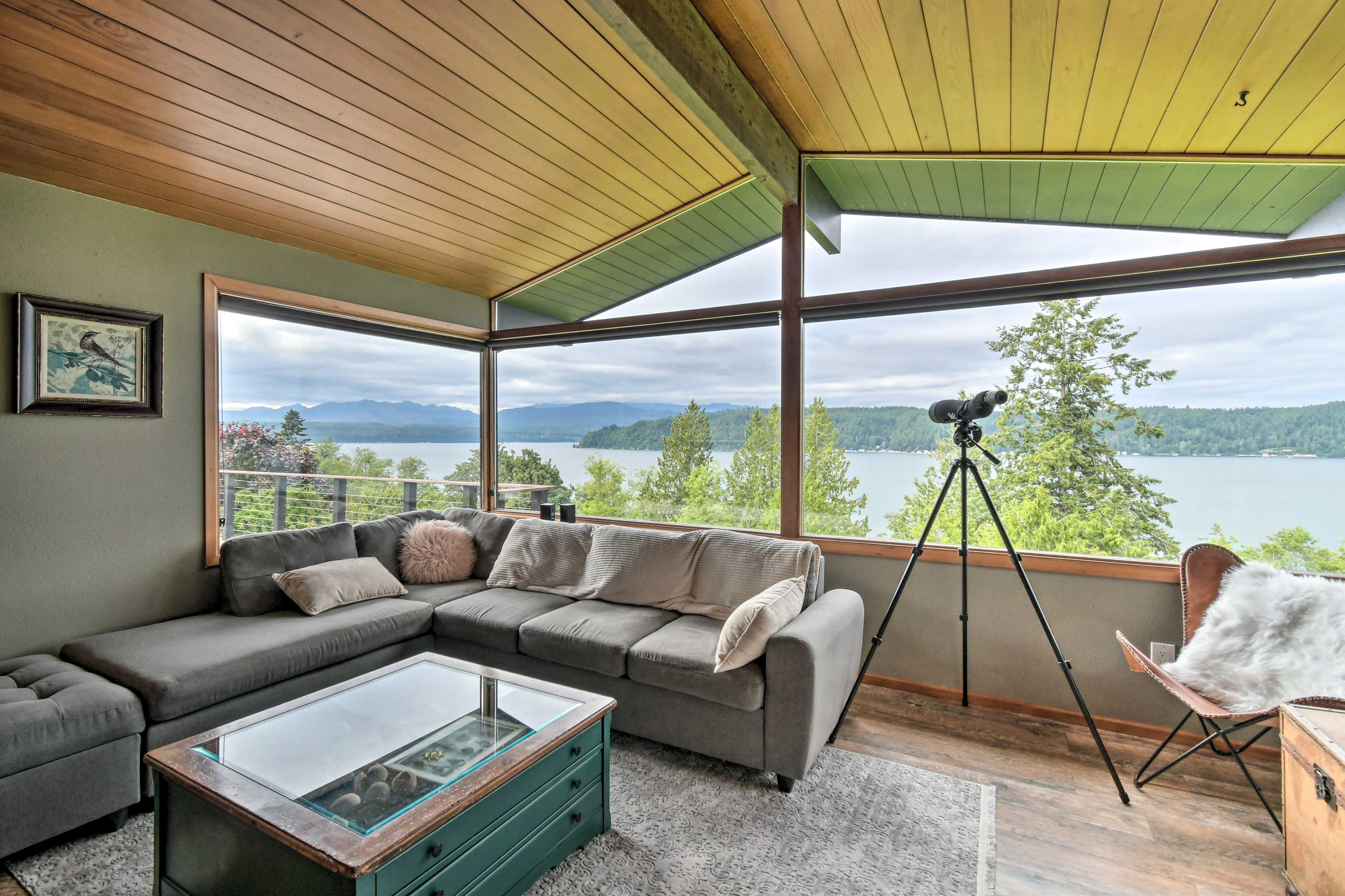 Living Room | Smart TV | Free WiFi