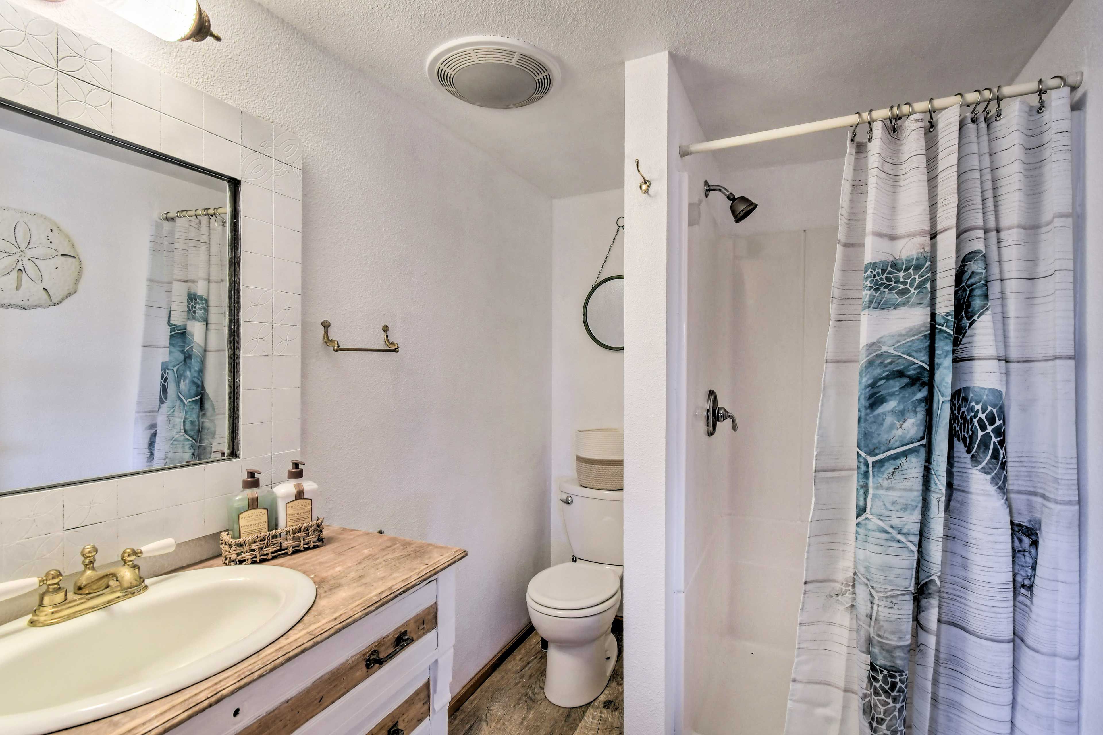 Full Bathroom | Towels Provided
