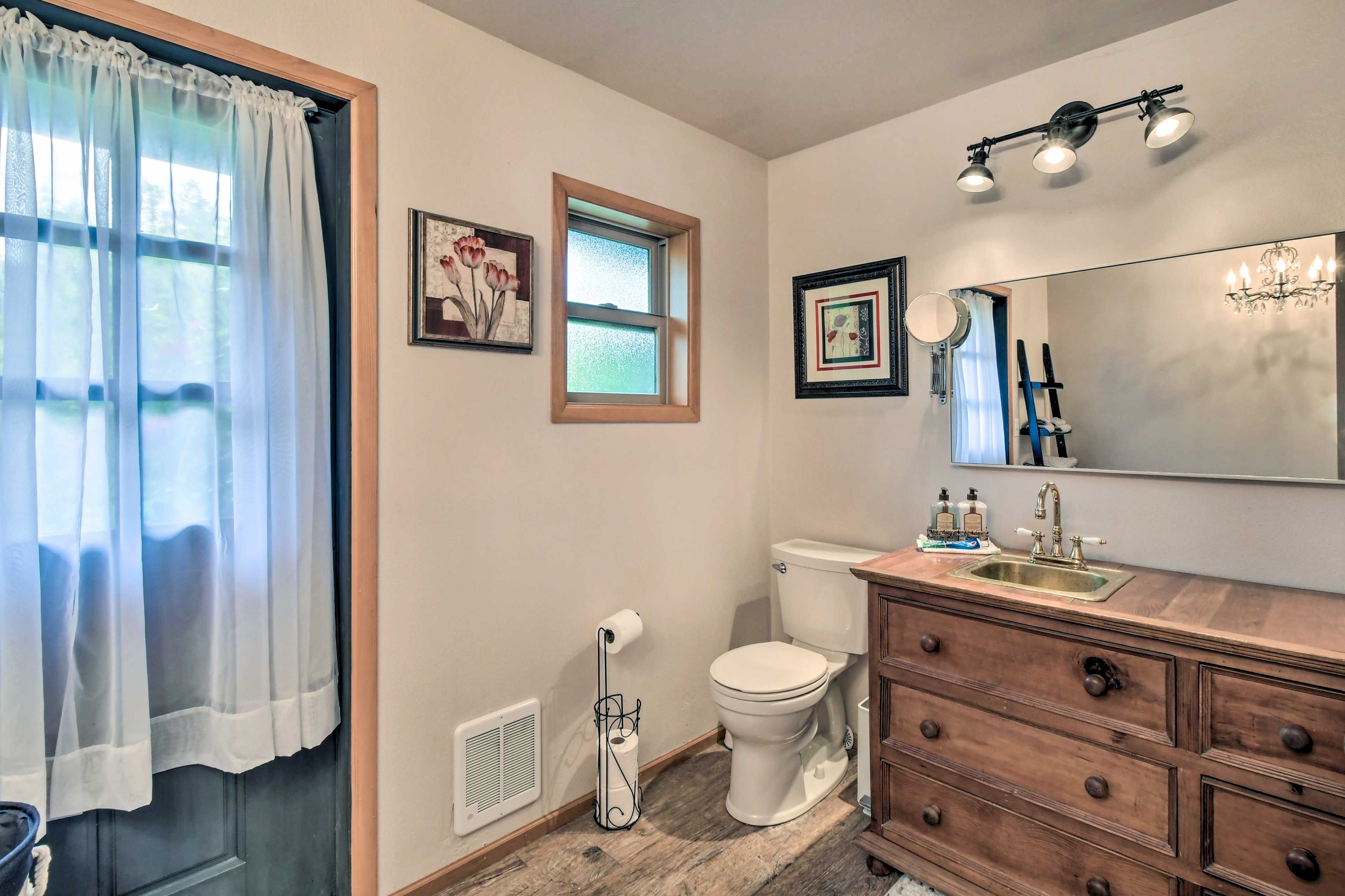 Full Bathroom | Soaking Tub