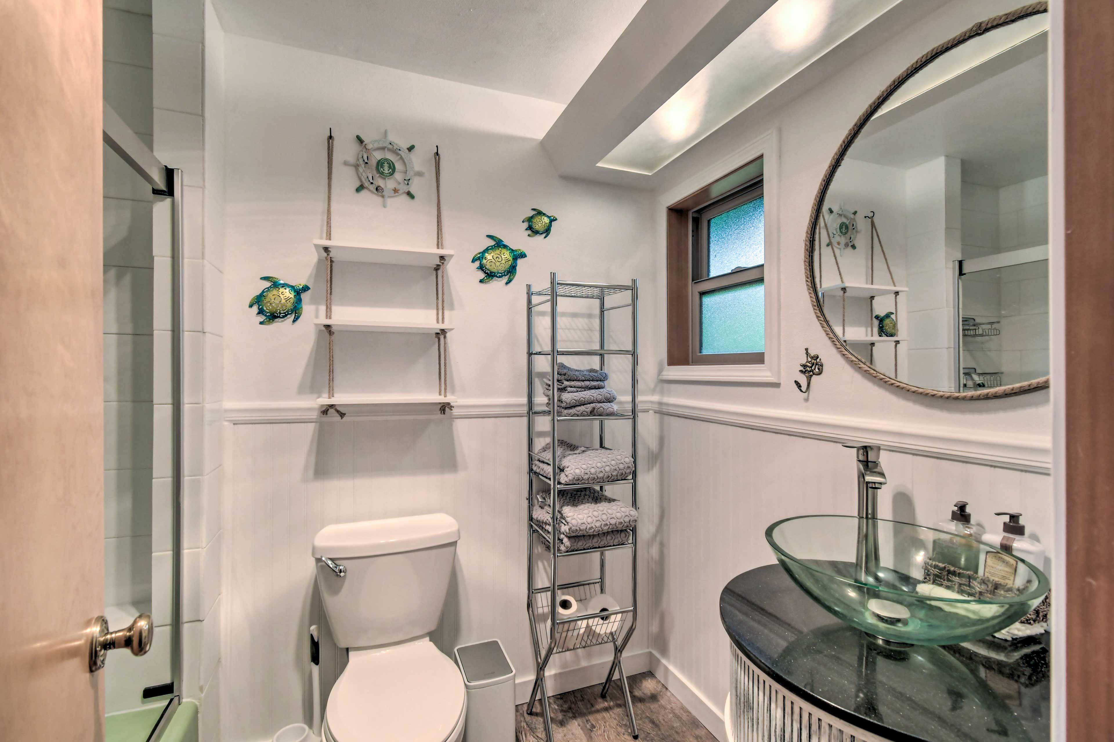 Full Bathroom | Complimentary Toiletries