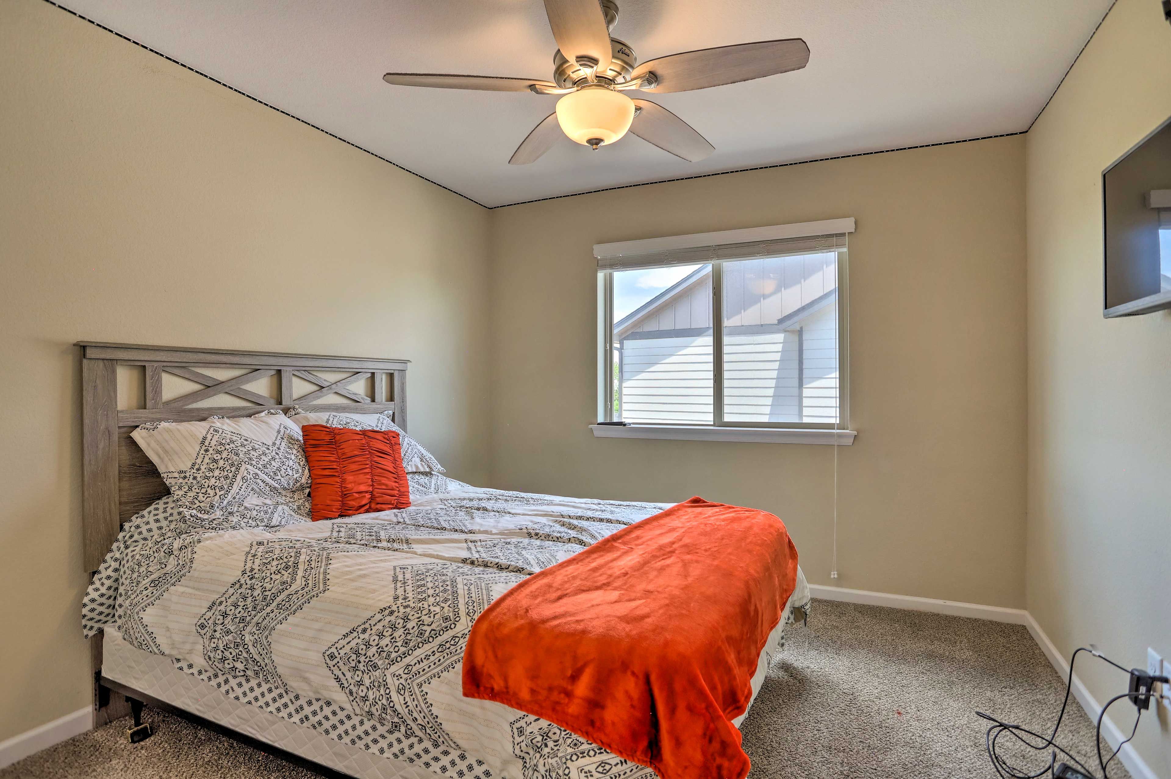 Bedroom 2 | Queen Bed | Smart TV