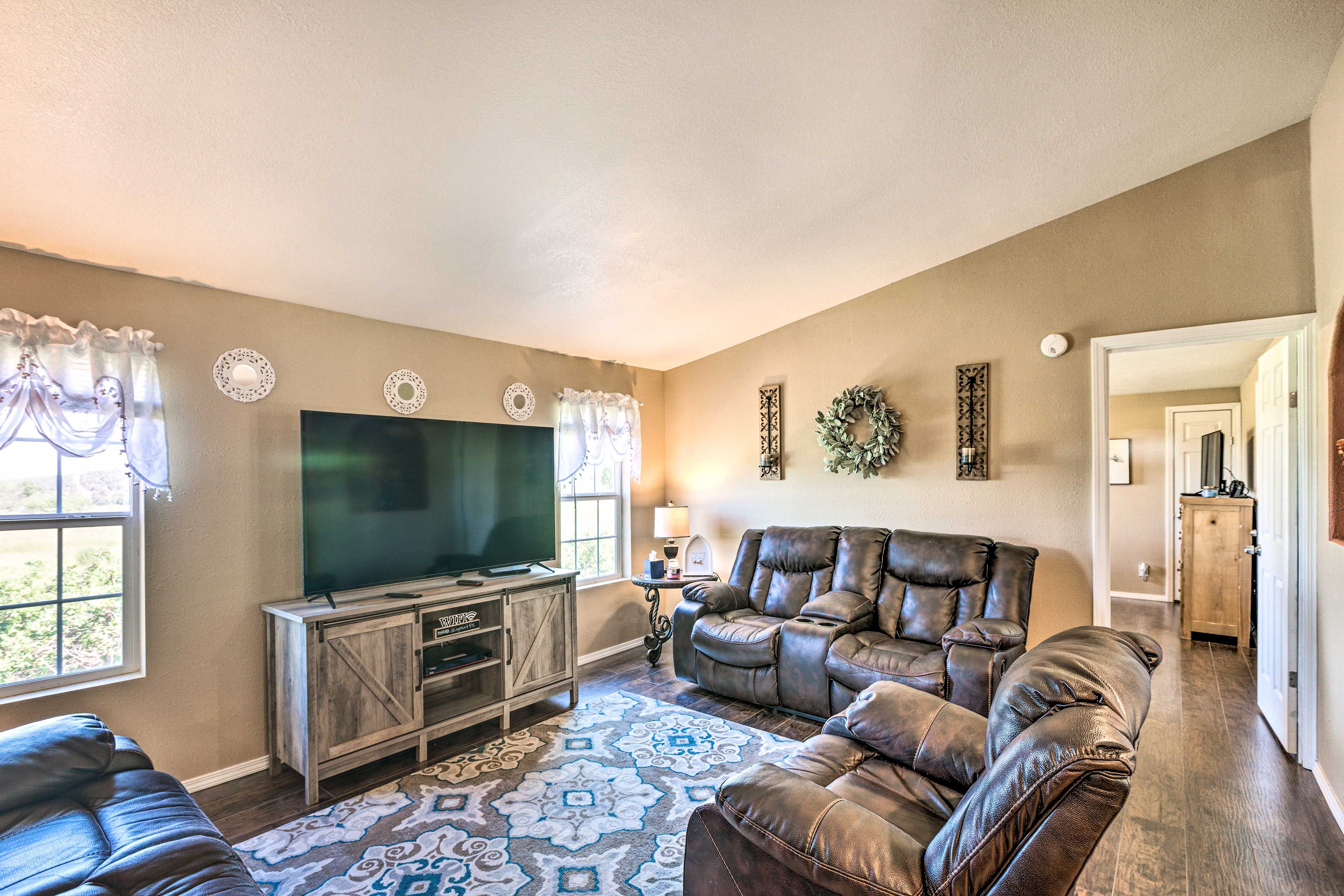 Living Room | Smart TV | Free WiFi