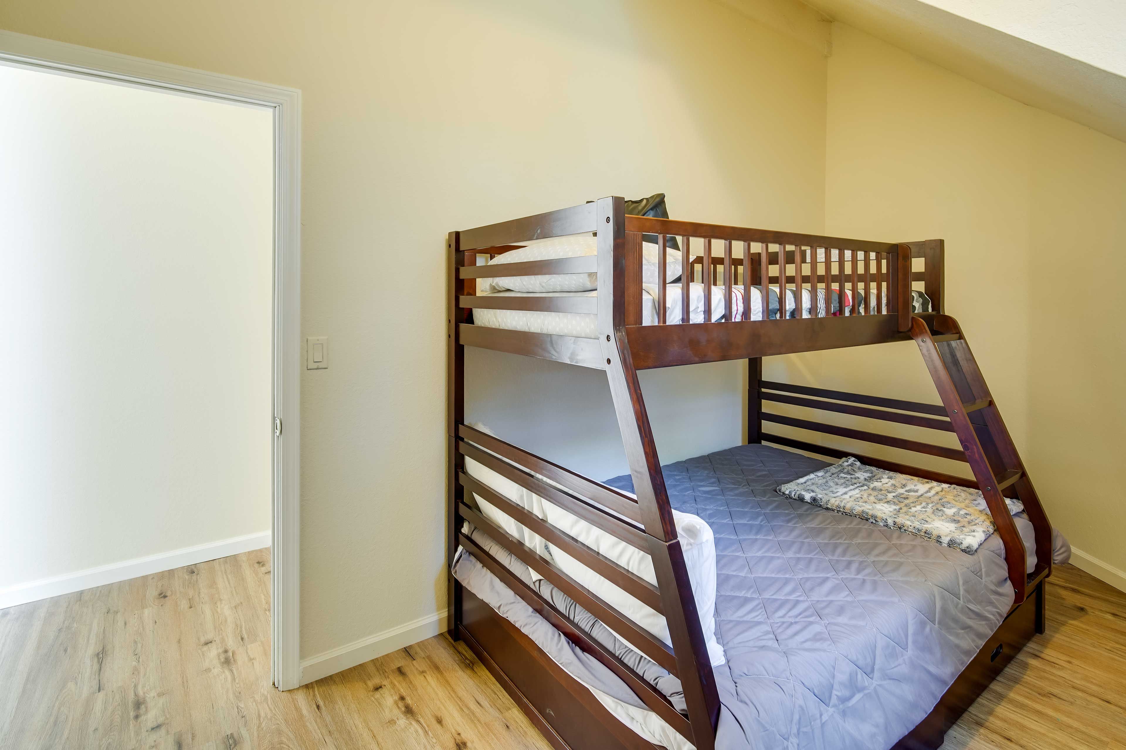 Bedroom 2 | Twin/Full Bunk Bed
