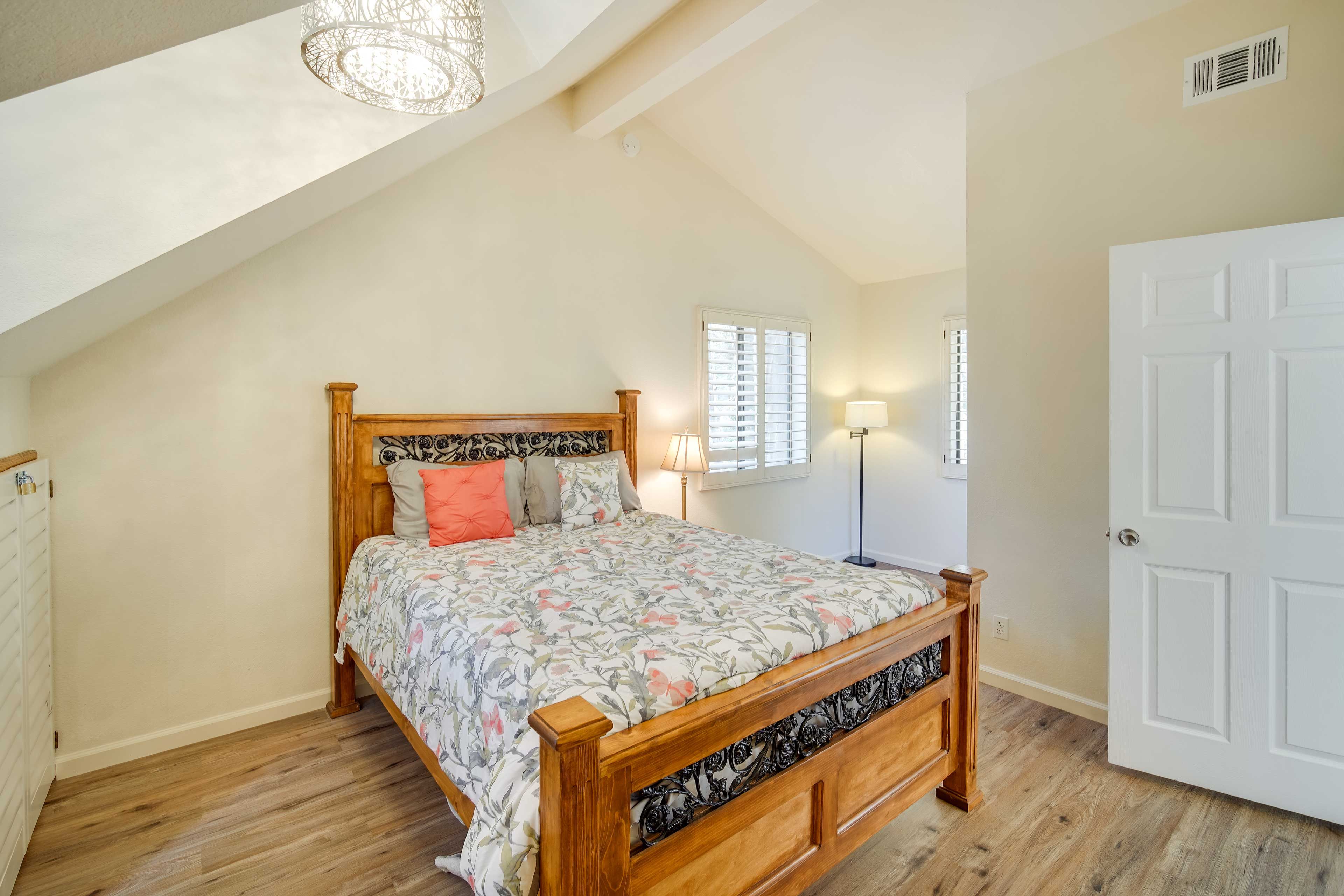 Bedroom 1 | Queen Bed