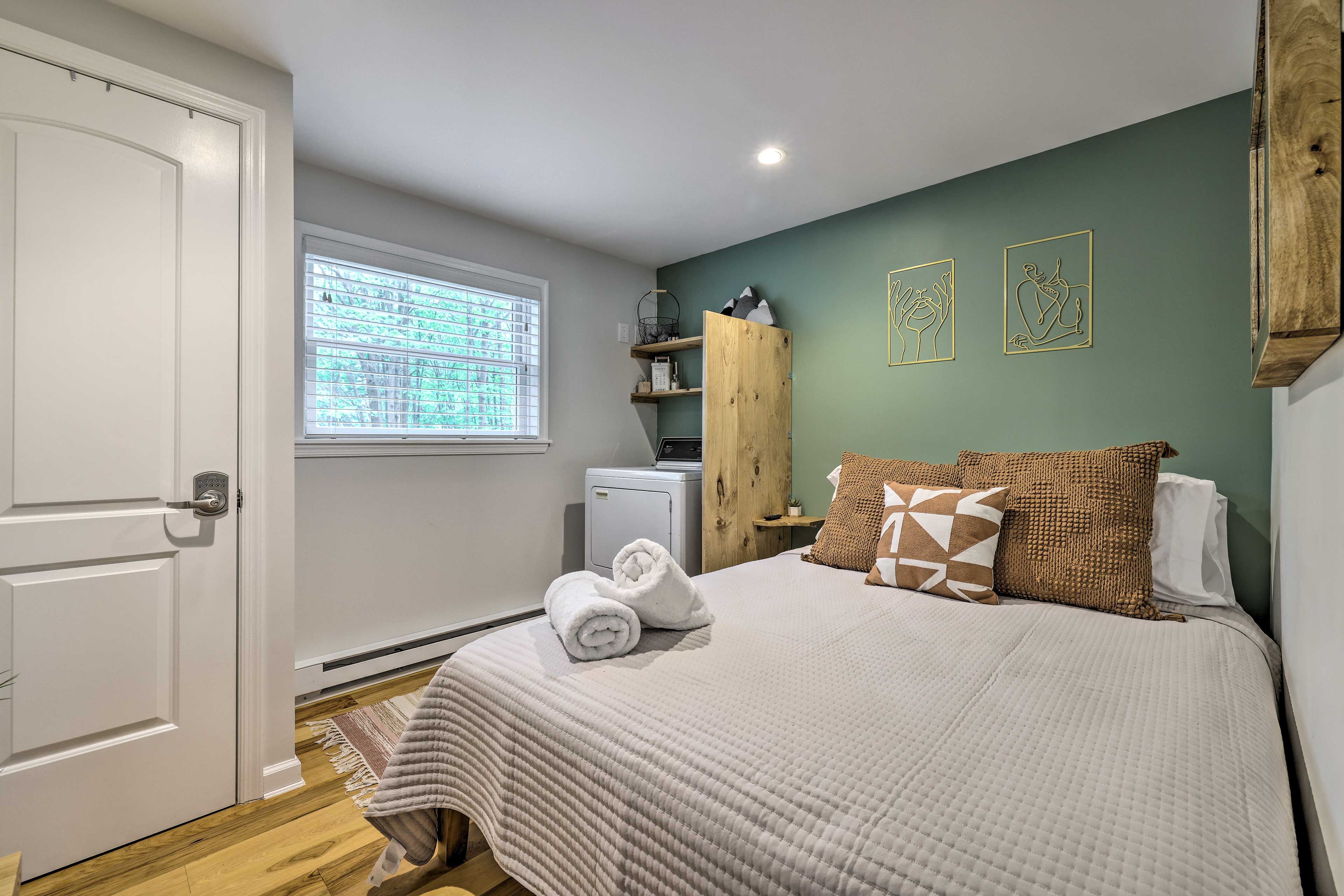 Bedroom 1 | Queen Bed
