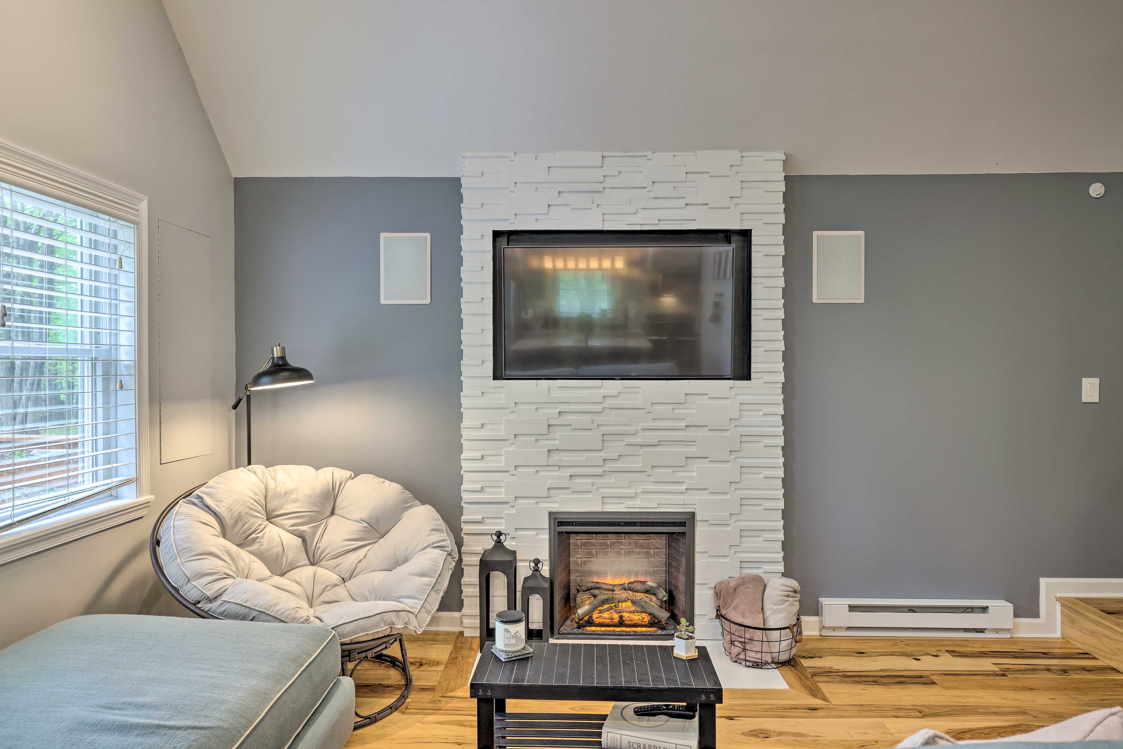Living Room | Free WiFi | Smart TV | Electric Fireplace