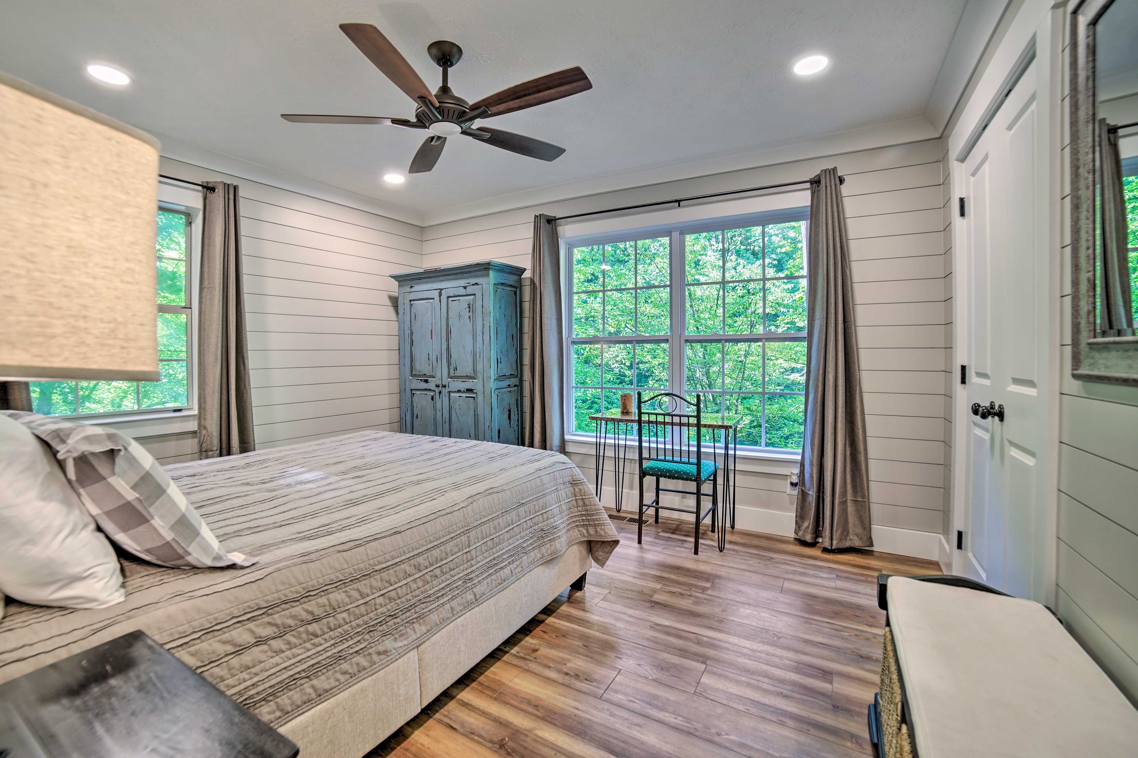 Bedroom 1 | Queen Bed