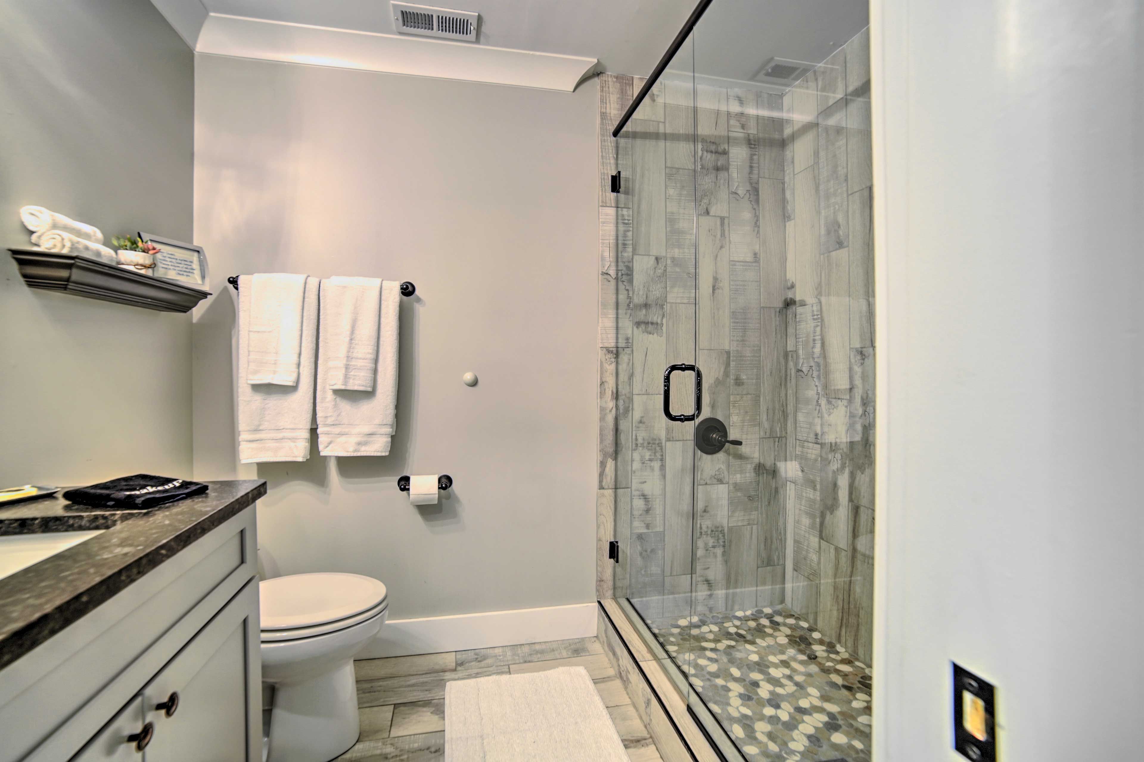 Full Bathroom | Complimentary Toiletries