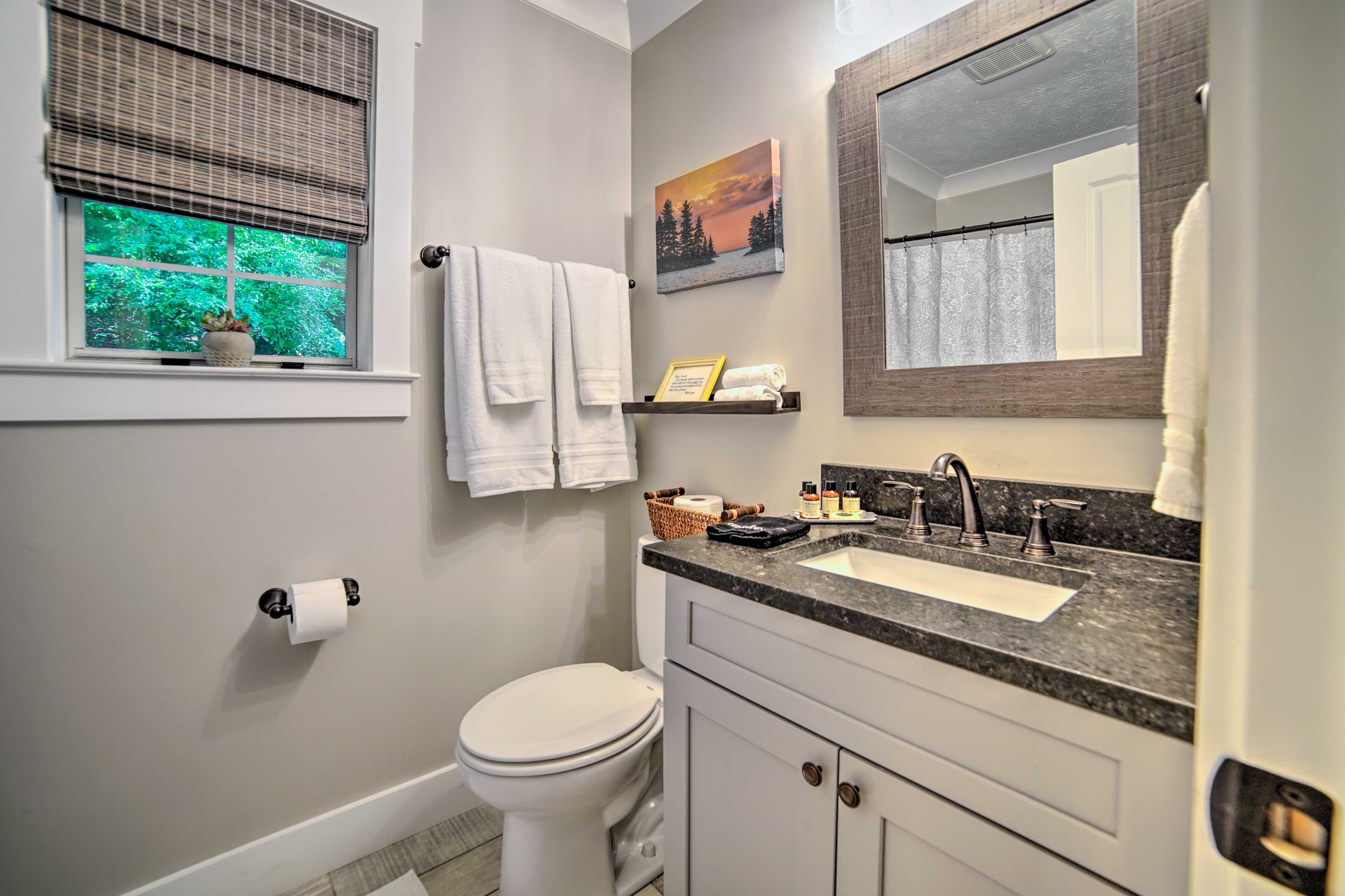 Full Bathroom | Towels Provided