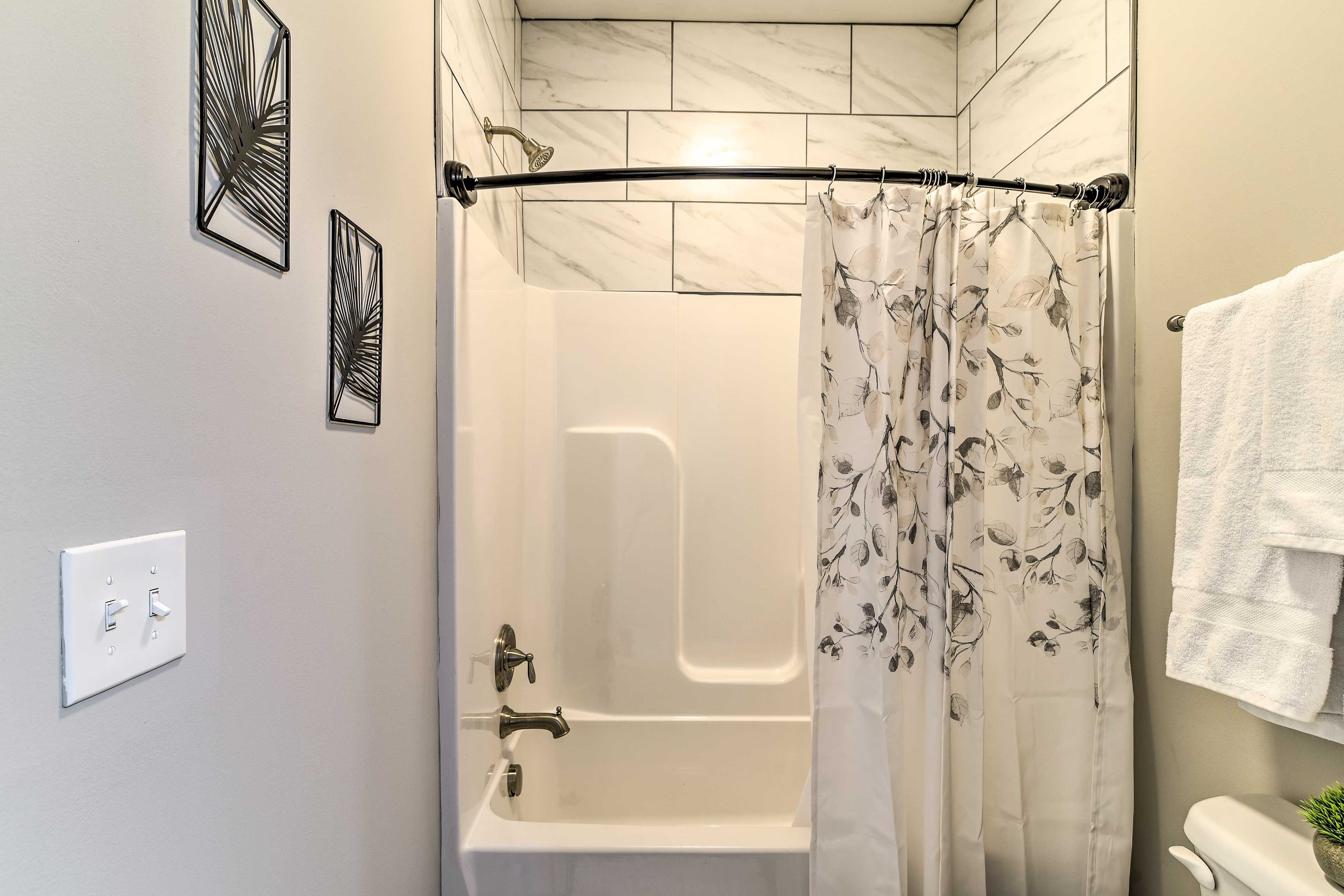 Full Bathroom | Shower/Tub Combo | Towels Provided