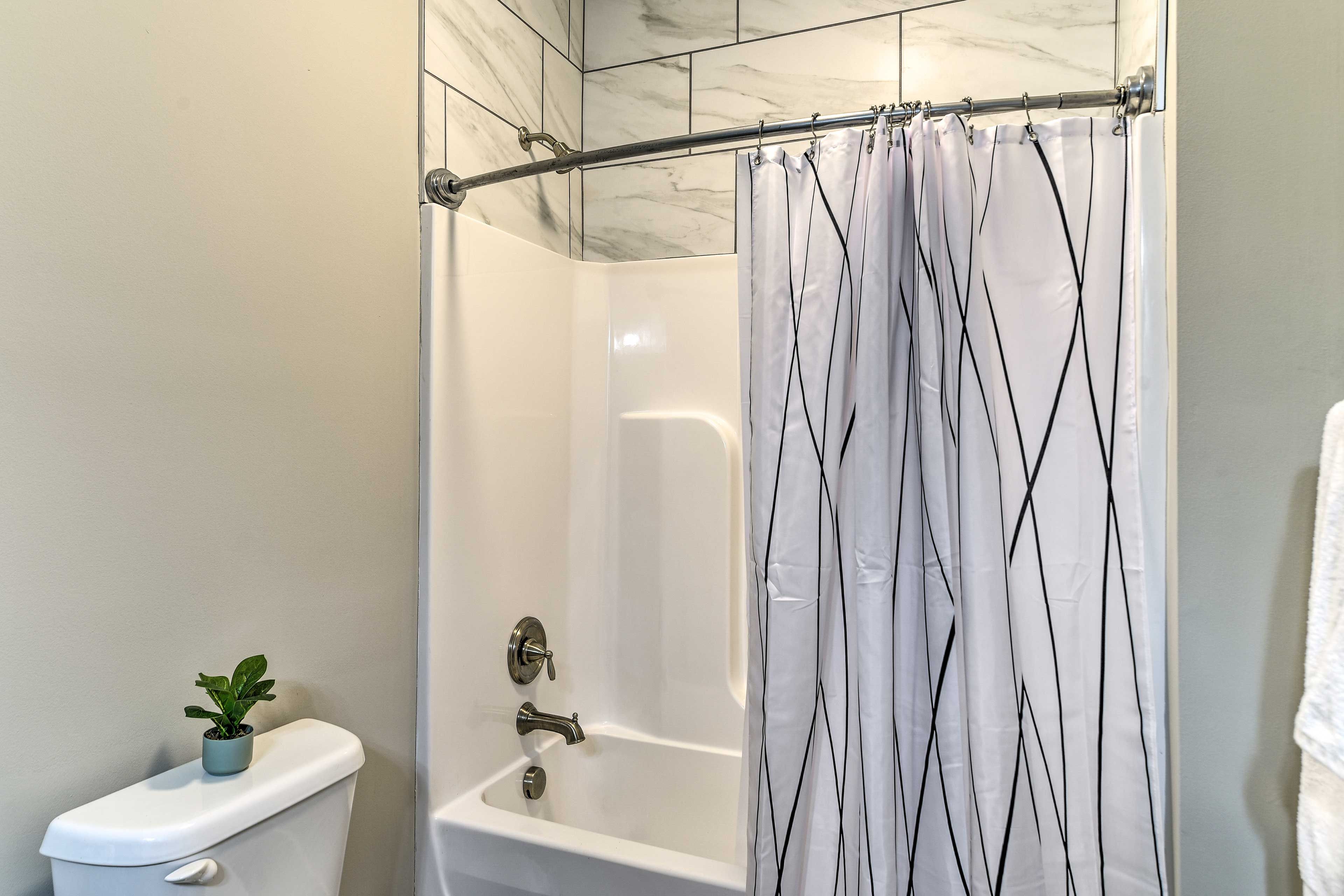 Full Bathroom | Shower/Tub Combo | Towels Provided