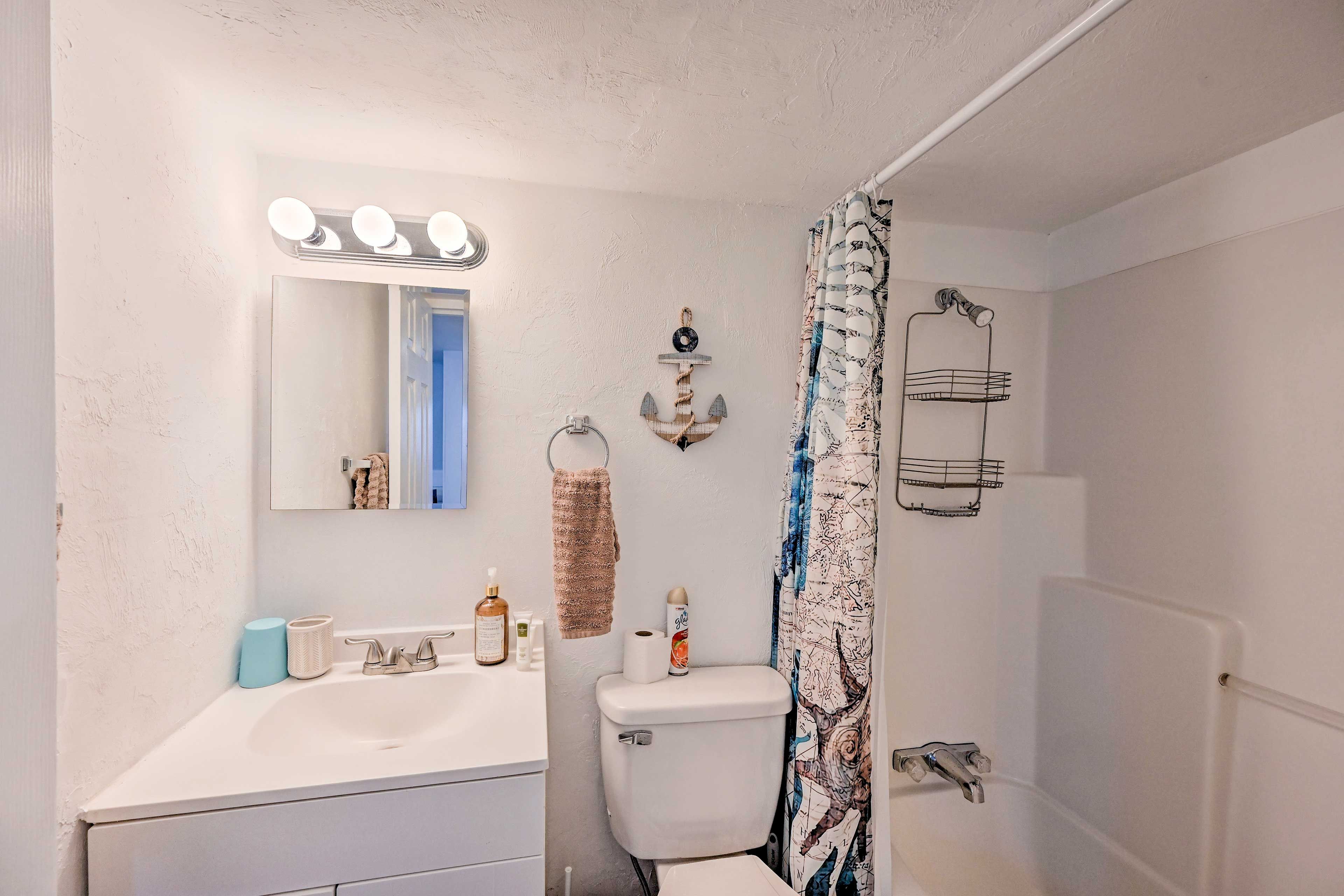 Full Bathroom | Towels Provided