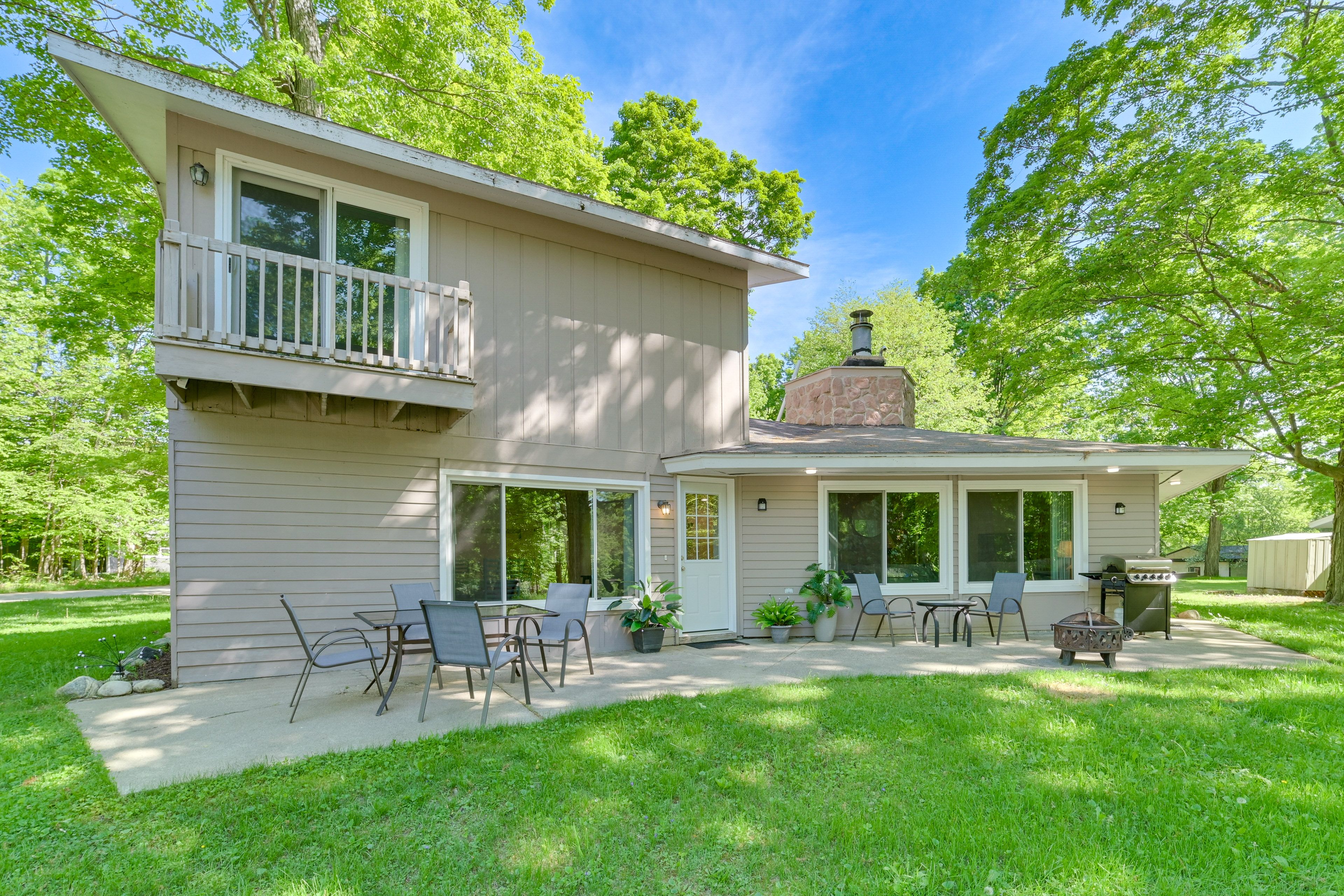Private Yard | Fire Pit (Wood Not Provided) | Gas Grill