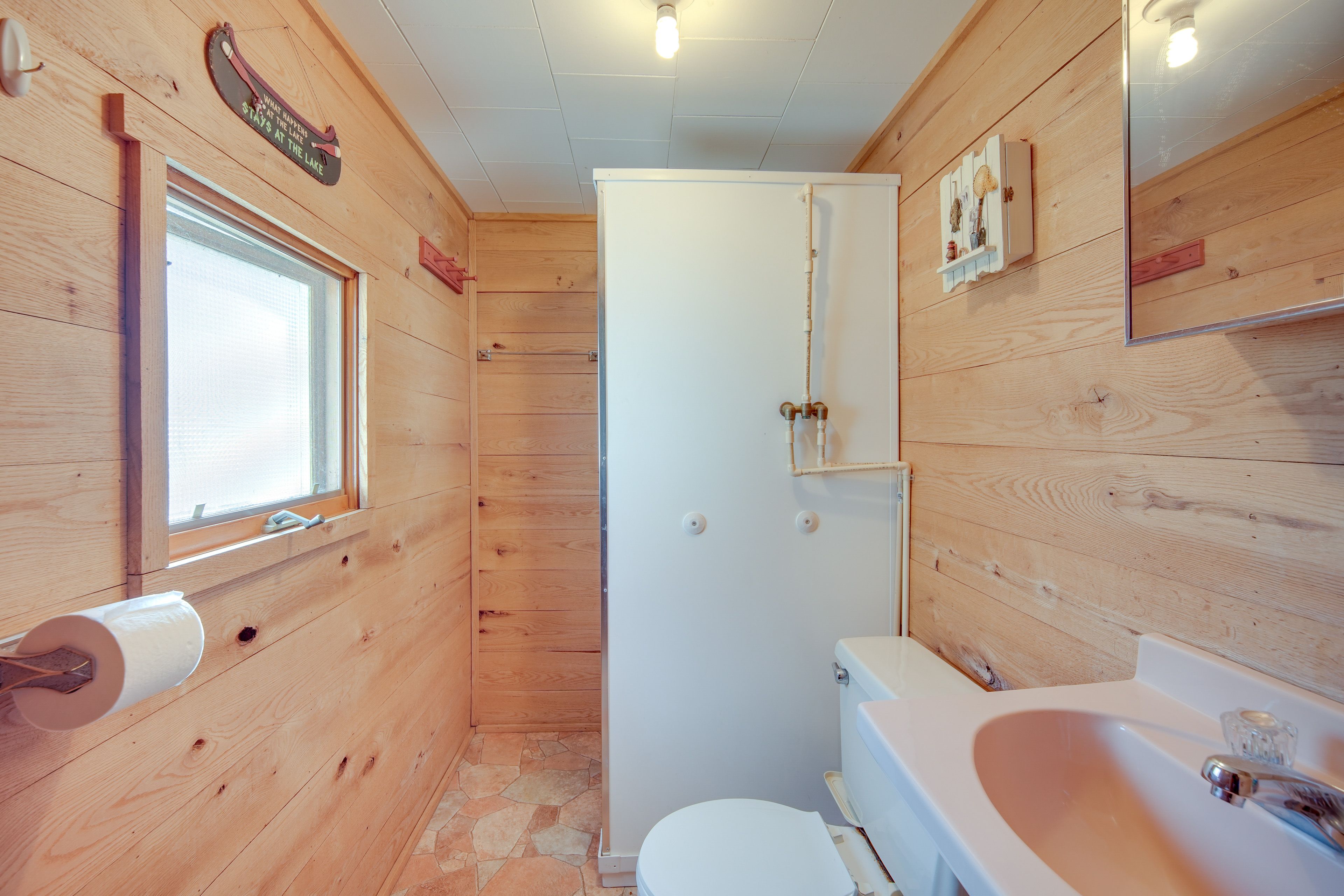 Full Bathroom | Towels Provided