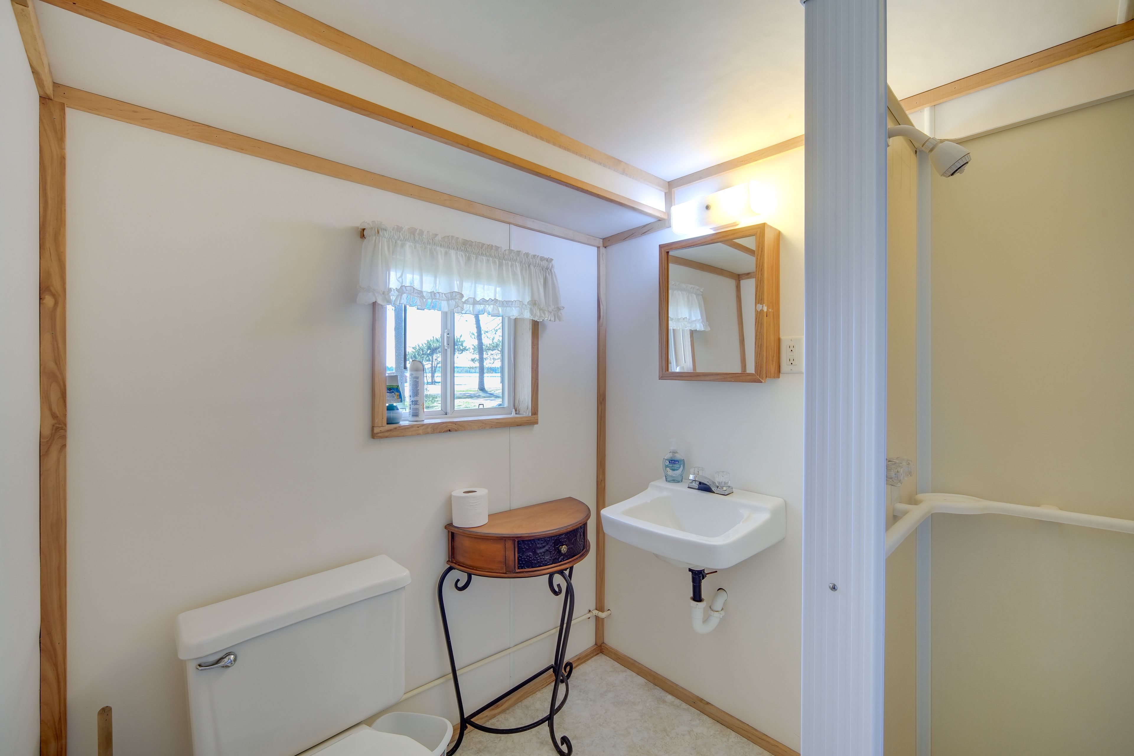 Full Bathroom | Towels Provided