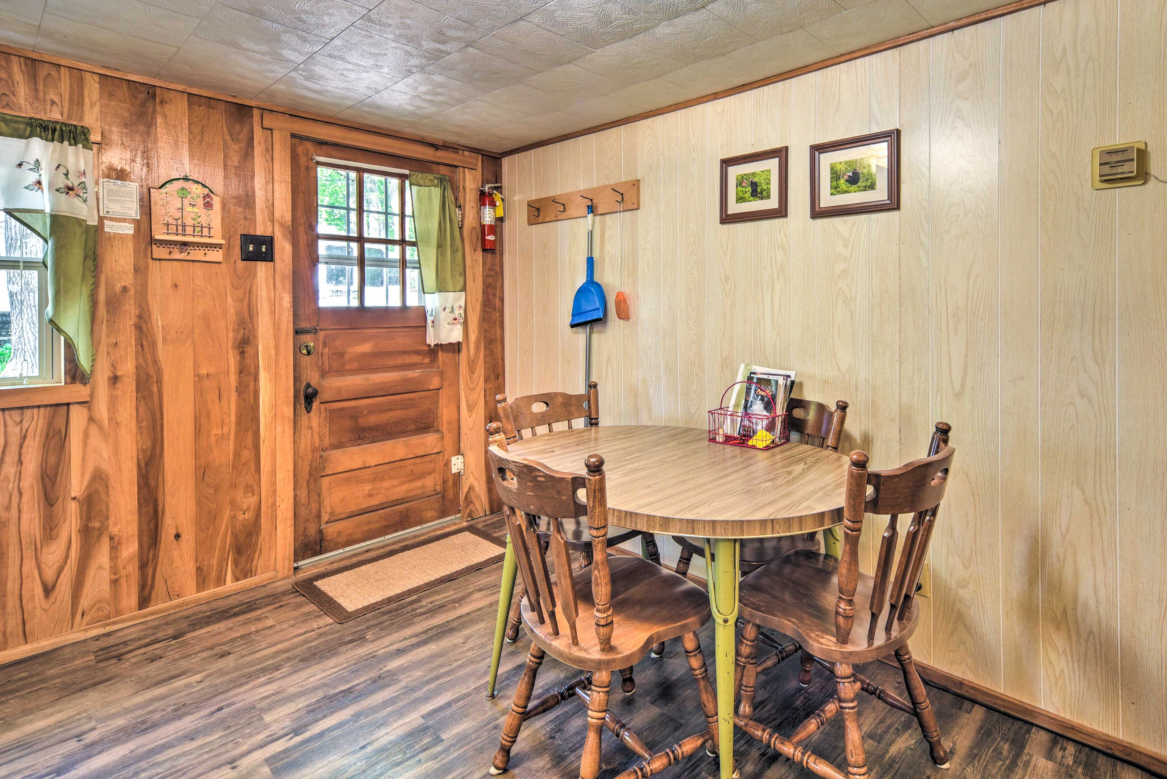 Dining Area | Dishware & Flatware Provided