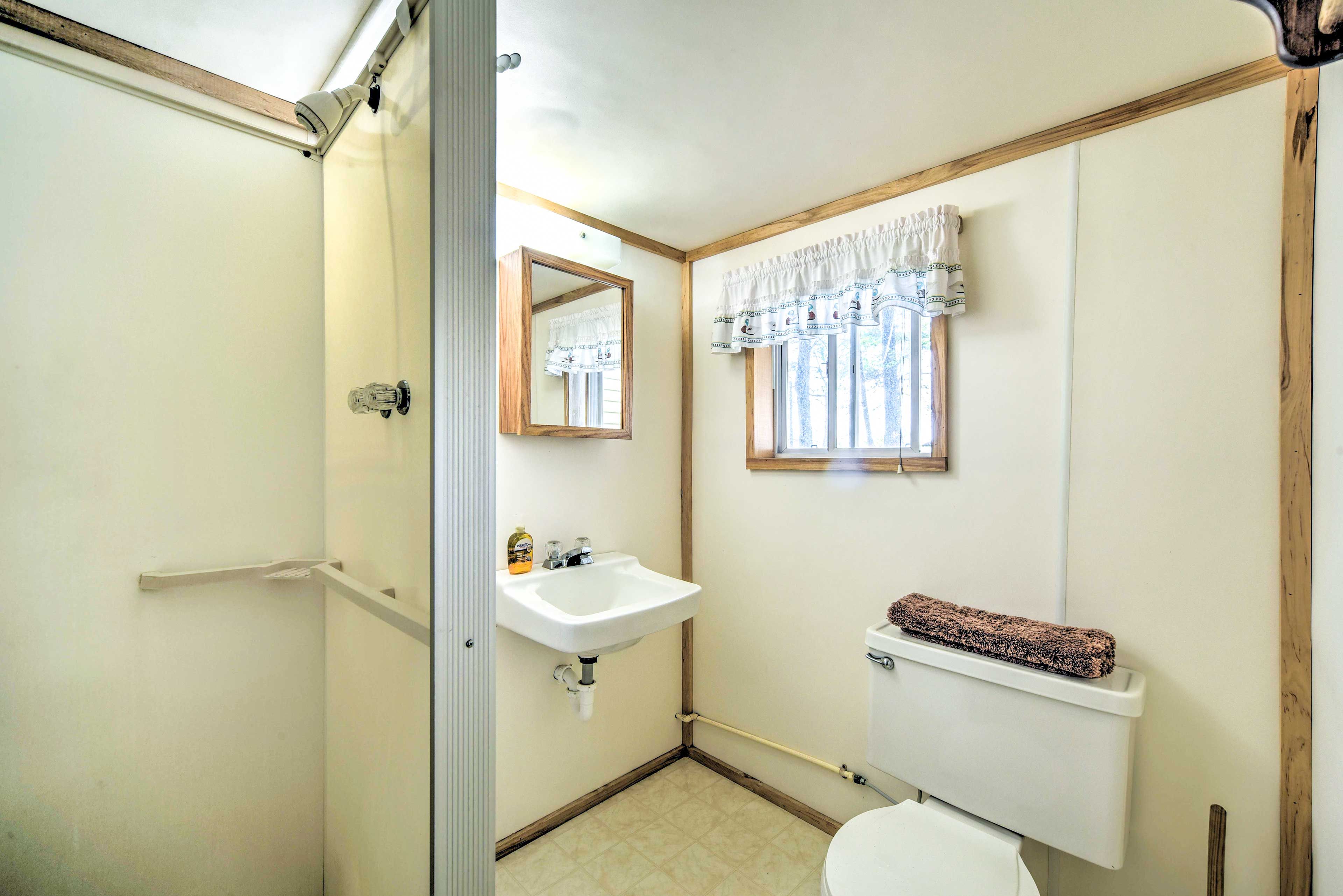 Full Bathroom | Towels Provided