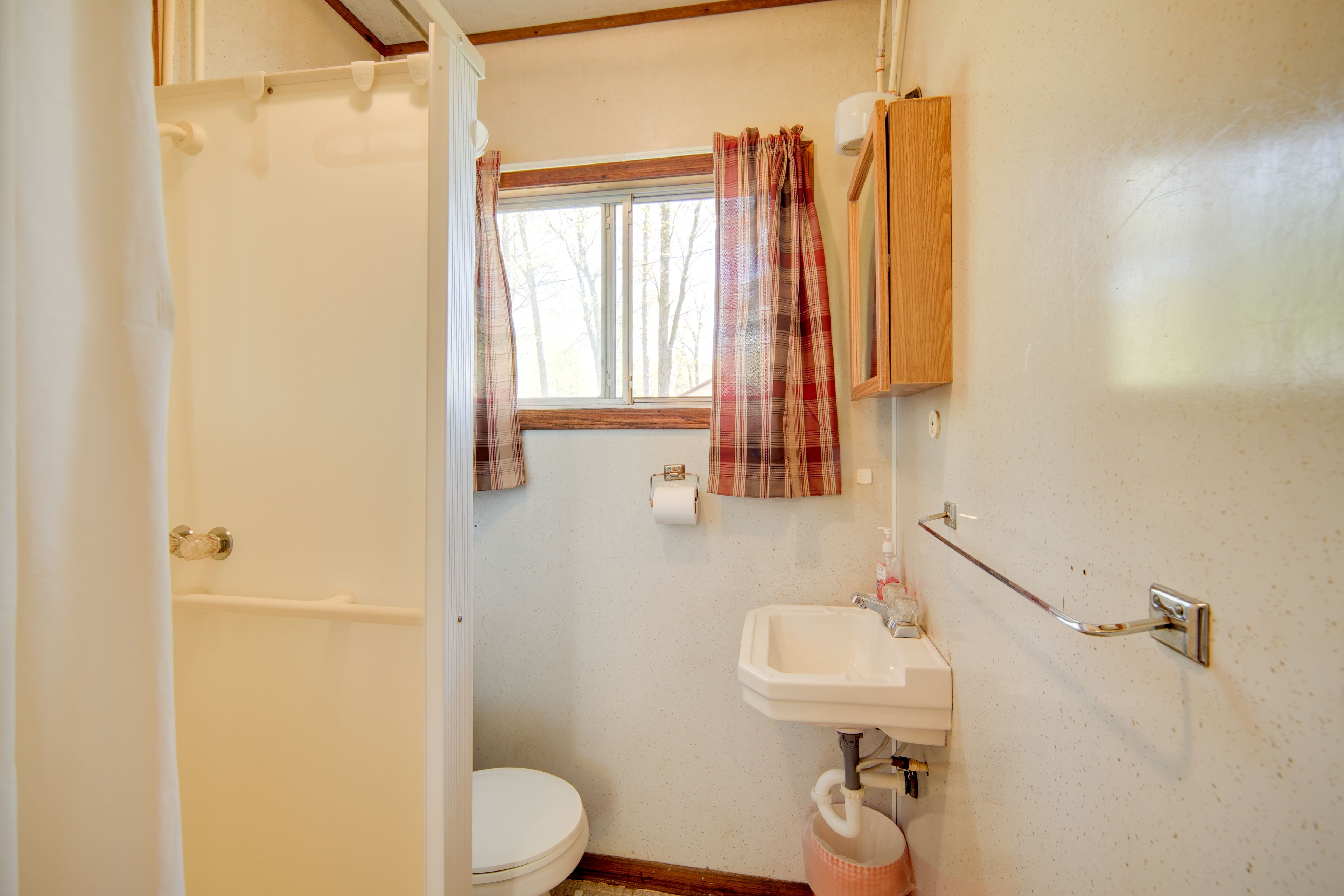 Full Bathroom | Towels Provided