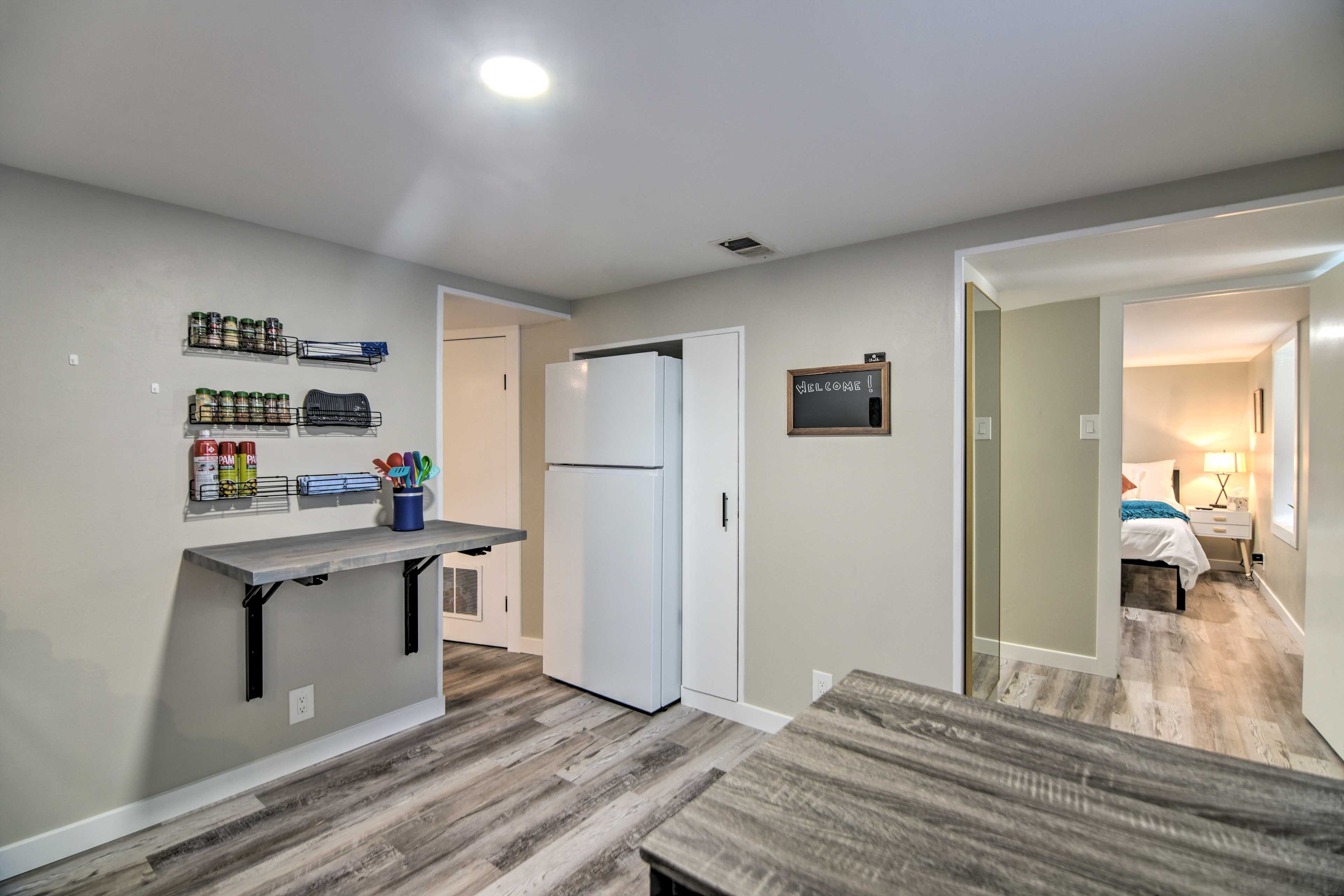 Kitchenette | Dishware & Flatware Provided | Complimentary Spices