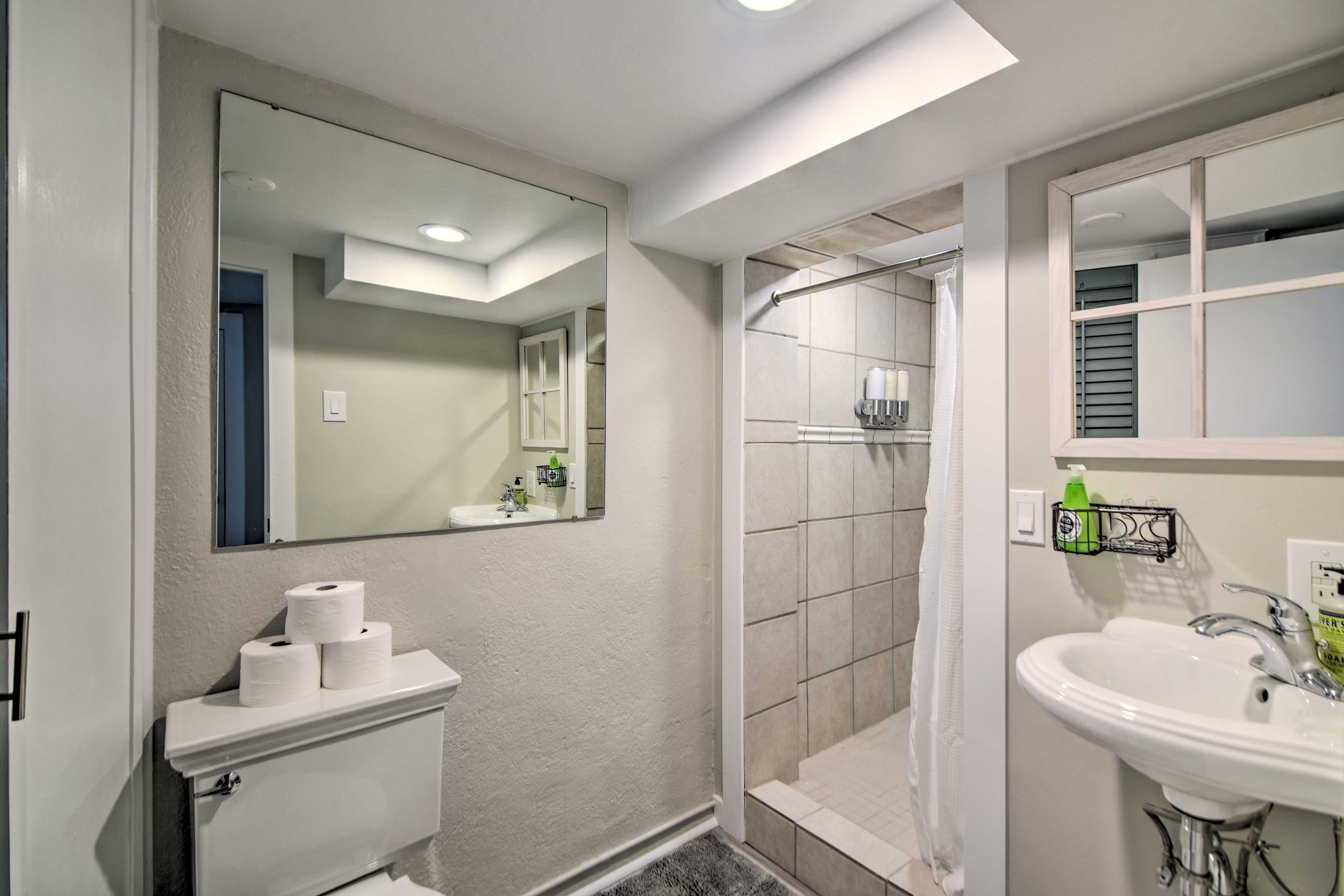 Full Bathroom | Towels Provided | Complimentary Toiletries