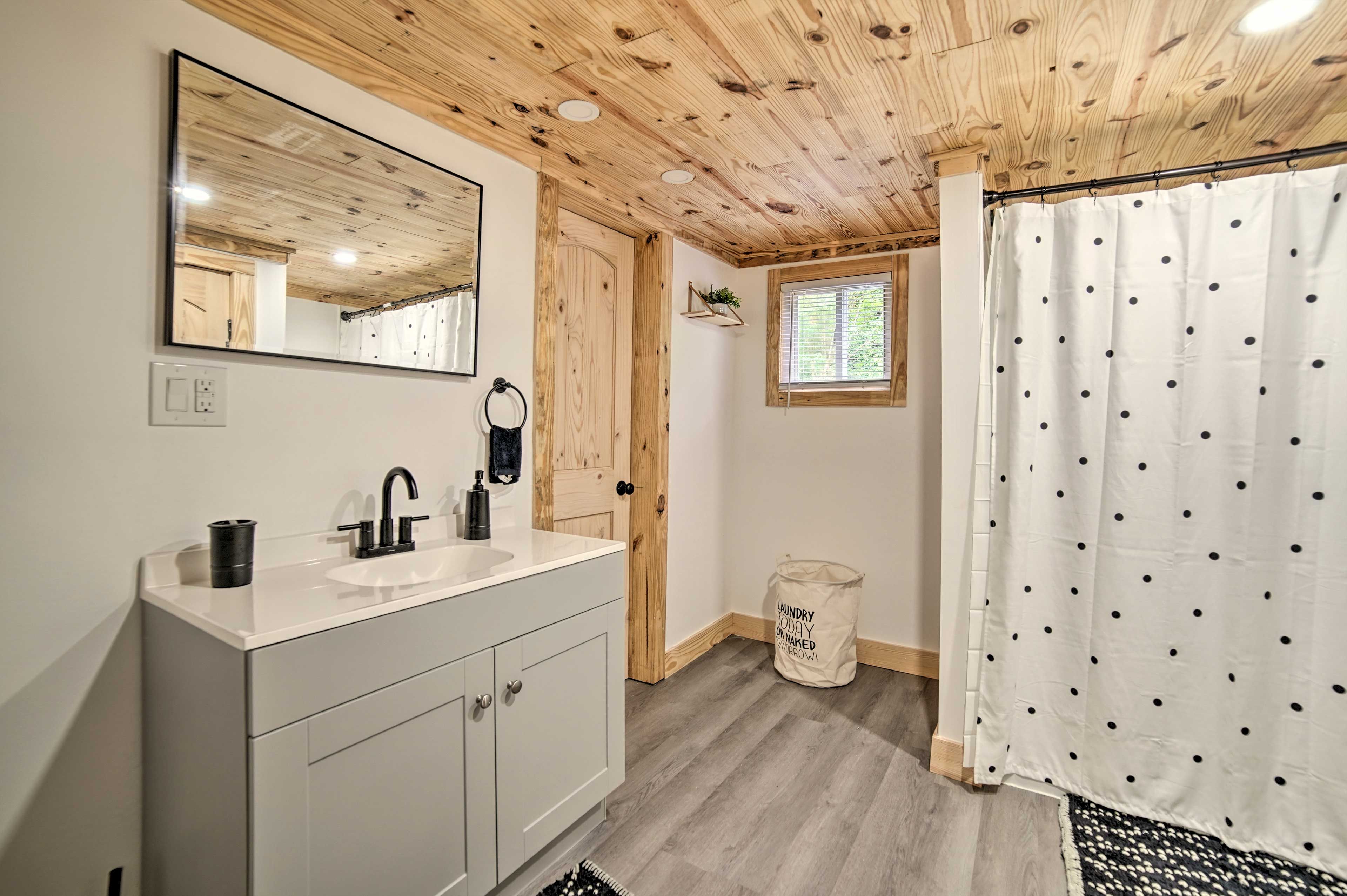 Bathroom | Complimentary Toiletries | Towels Provided