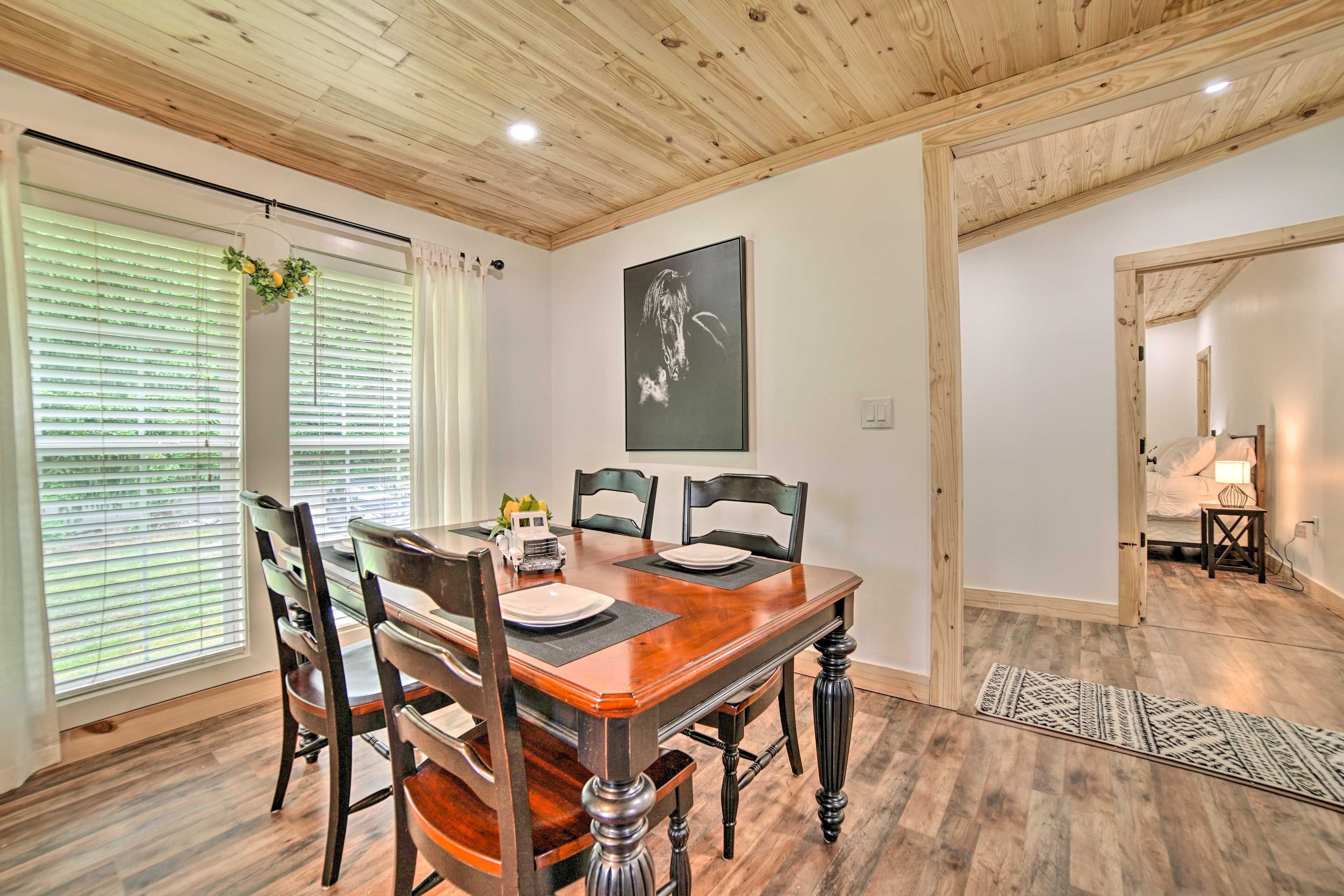 Dining Area | Dishware/Flatware Provided