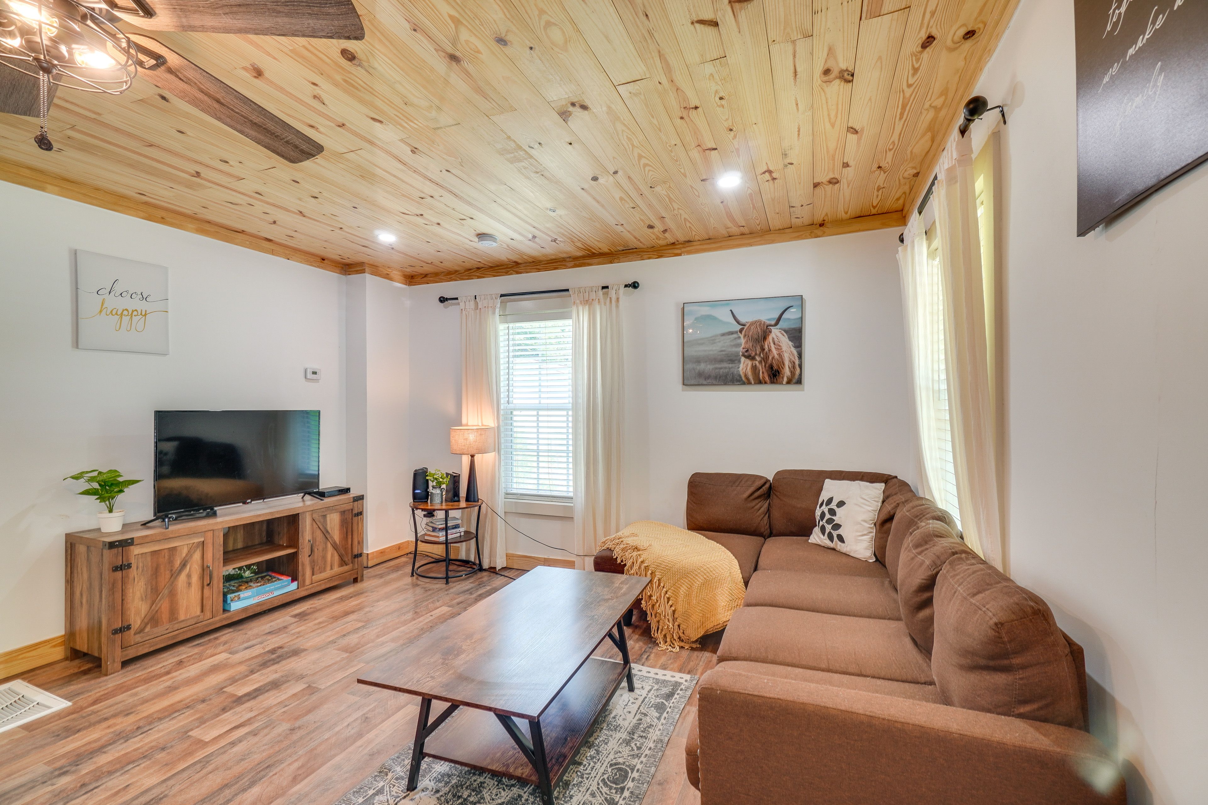 Living Room | Free WiFi | Electric Heating | Smart TV