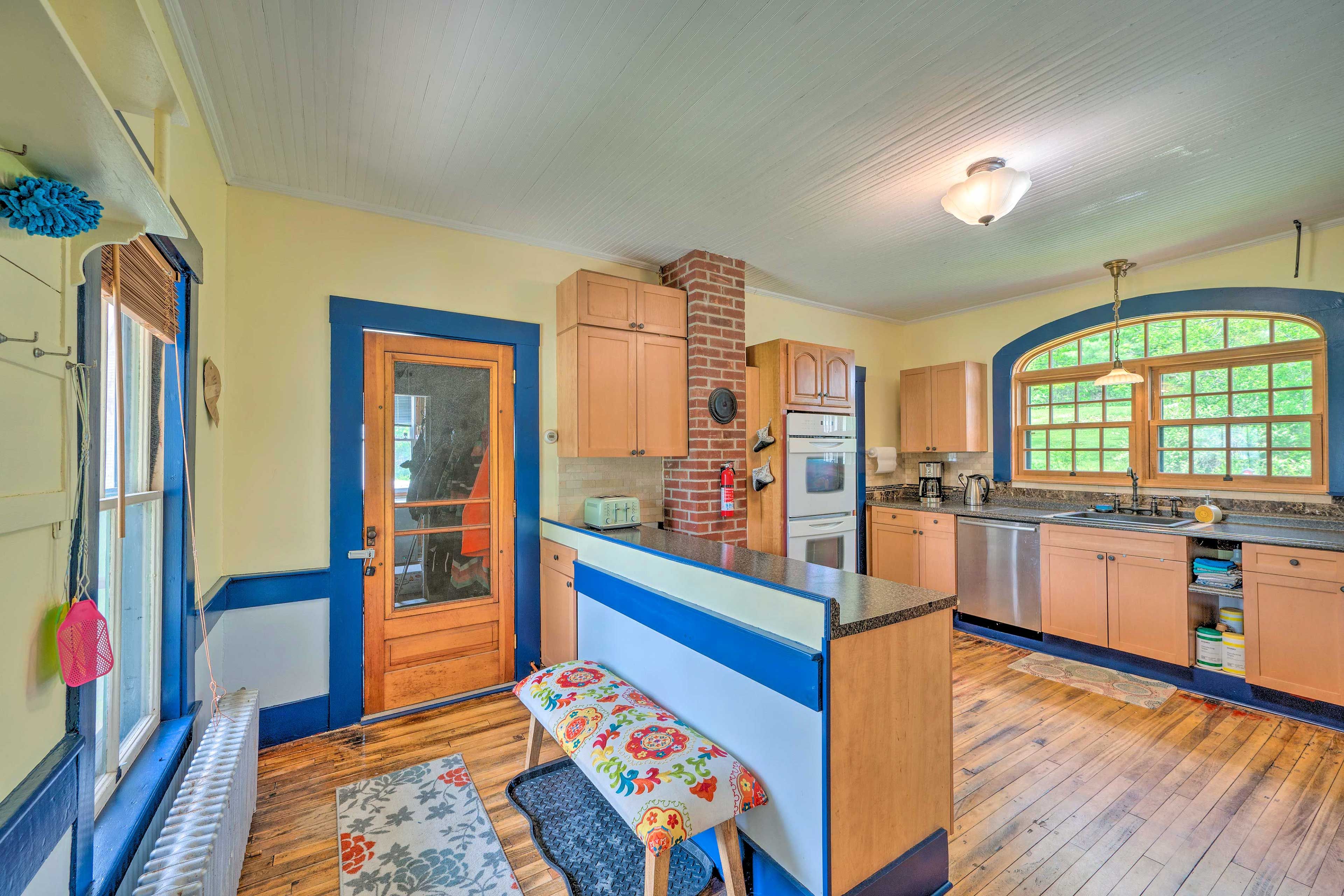 Kitchen | Cooking Basics | Dishwasher | Double Oven | Complimentary Spices