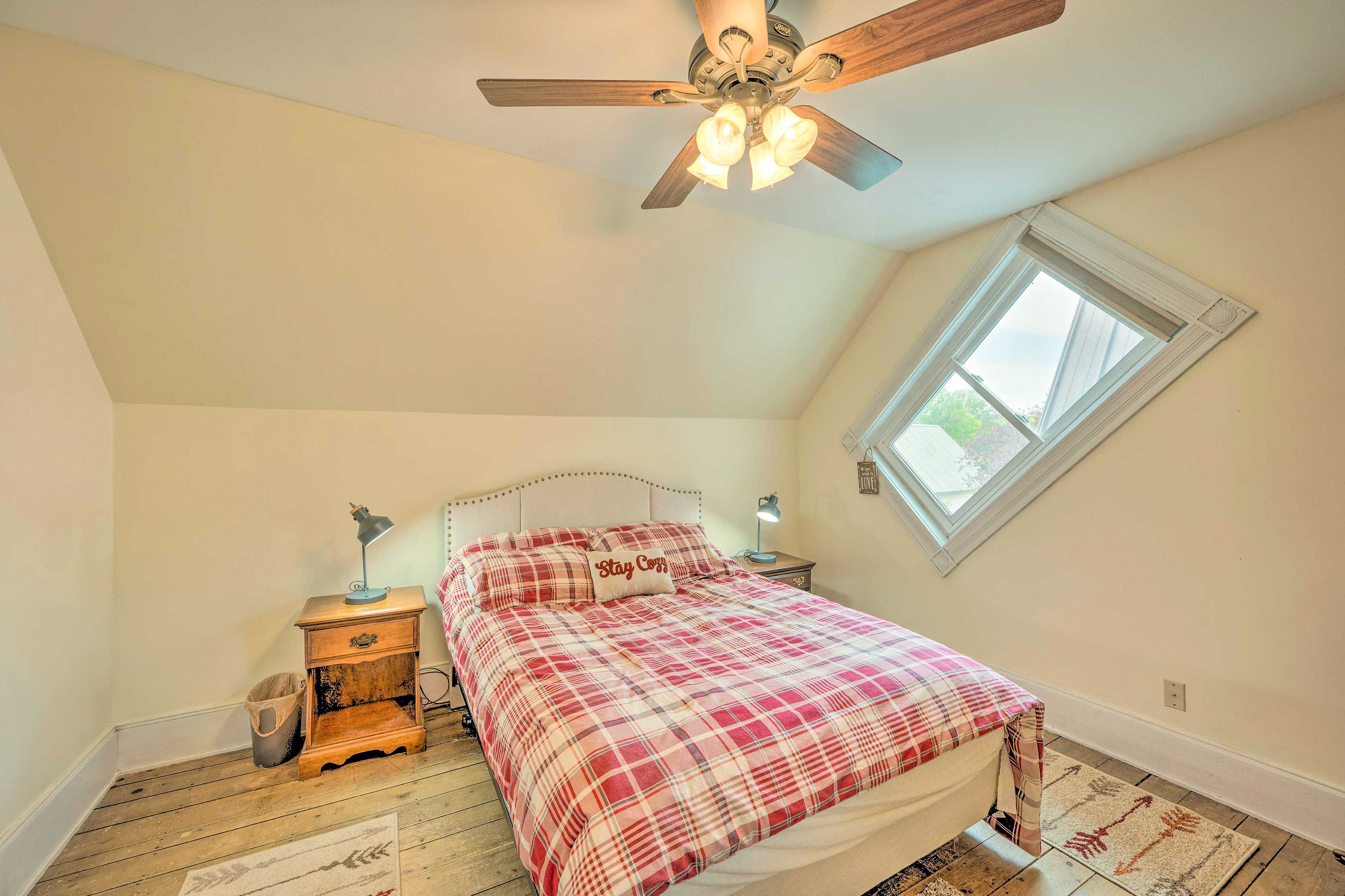 Bedroom 1 | Upper Level | Queen Bed | Linens Provided