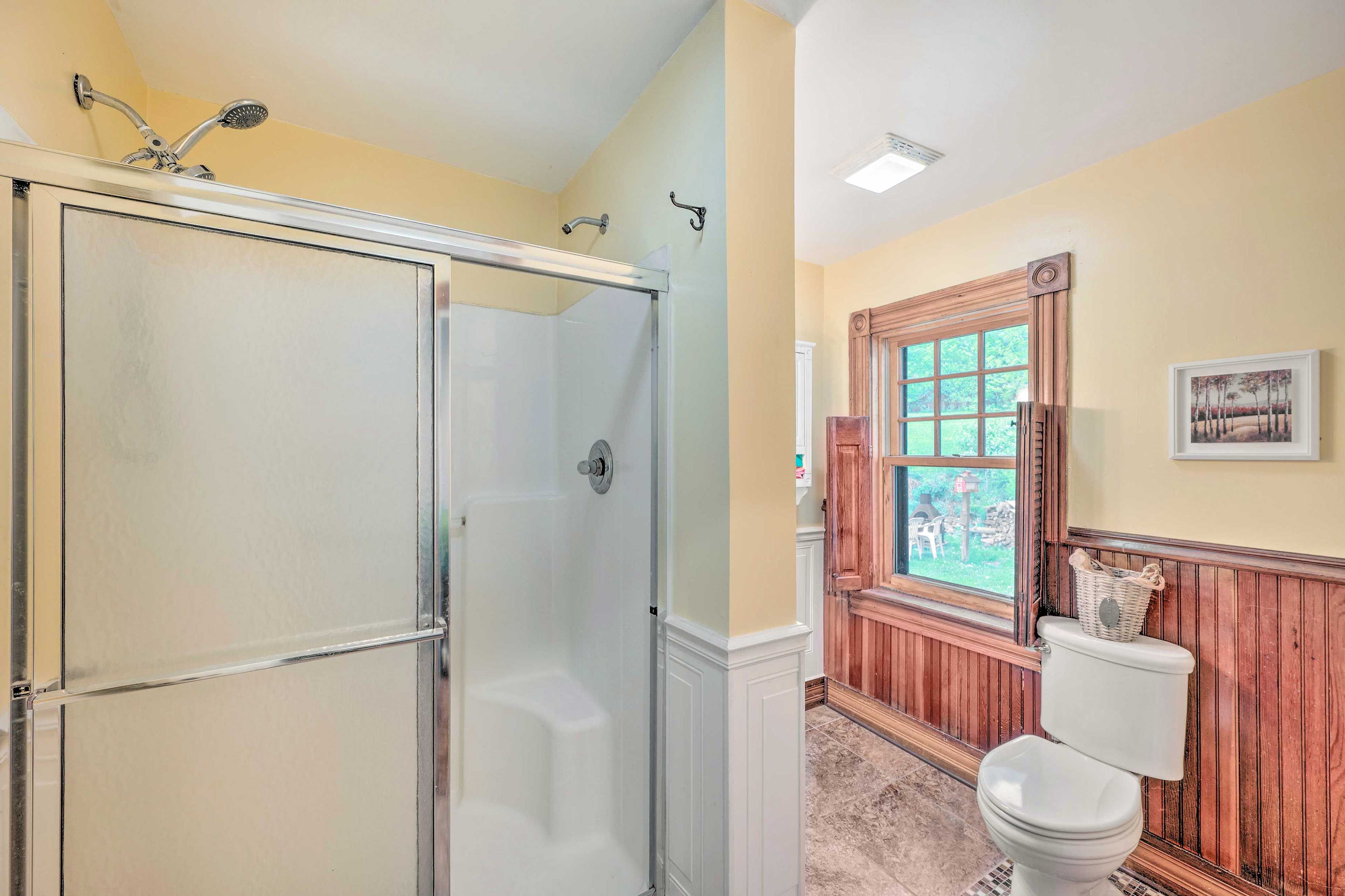Full Bathroom | Towels Provided