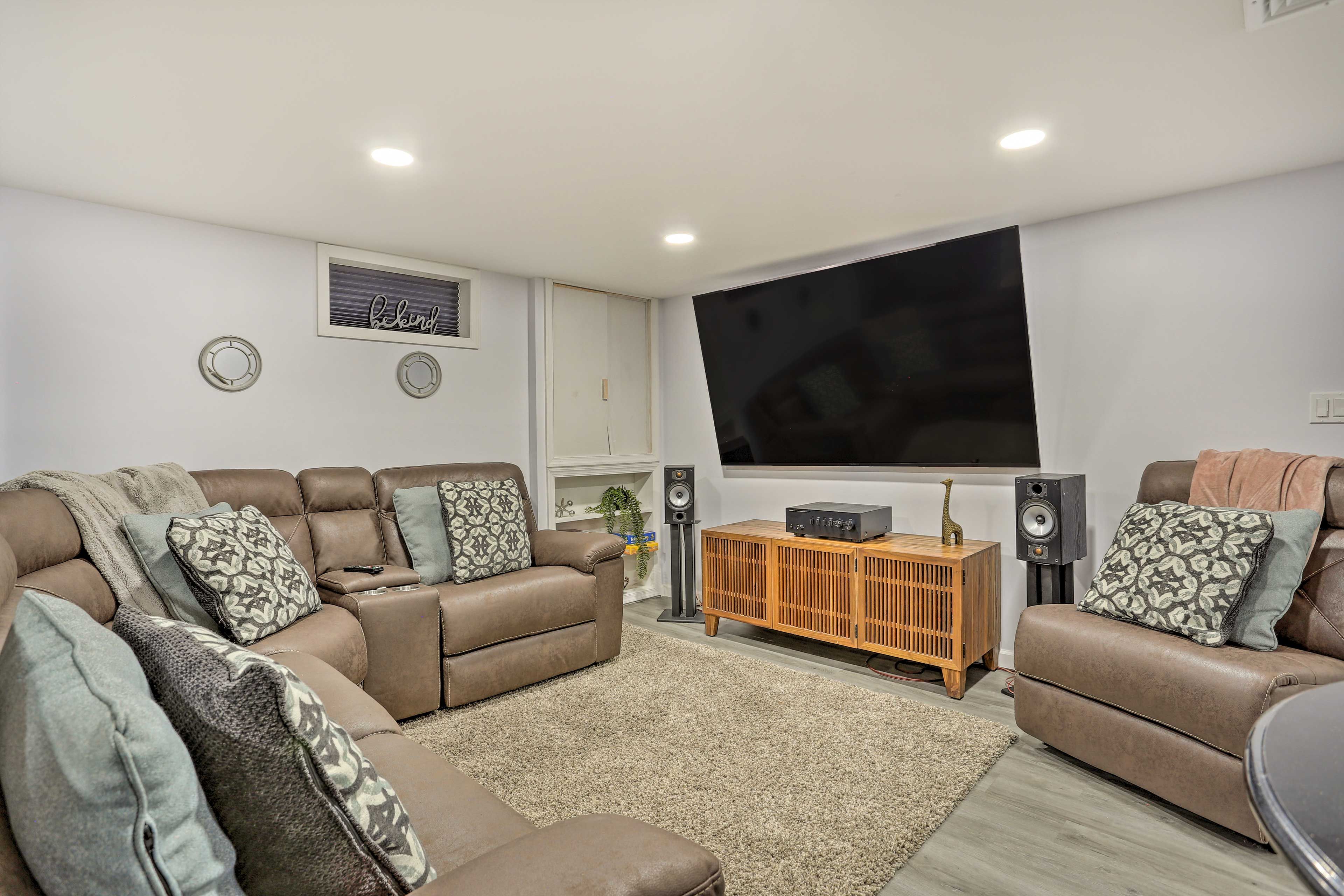 Saddle Brook Vacation Rental | 450 Sq Ft | 1BA | Studio | Stairs Required
