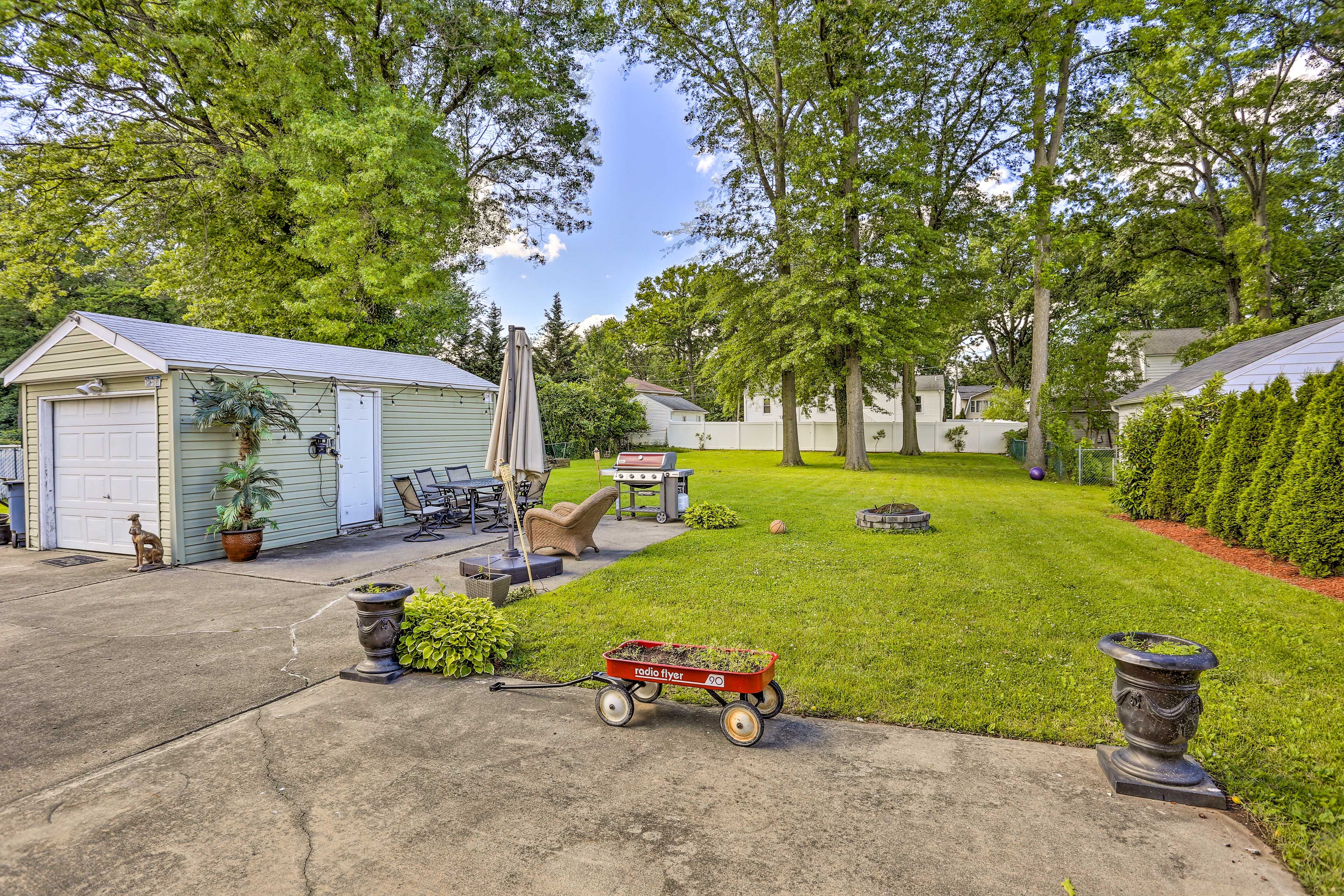 Shared Backyard | Gas Grill | Dining Space