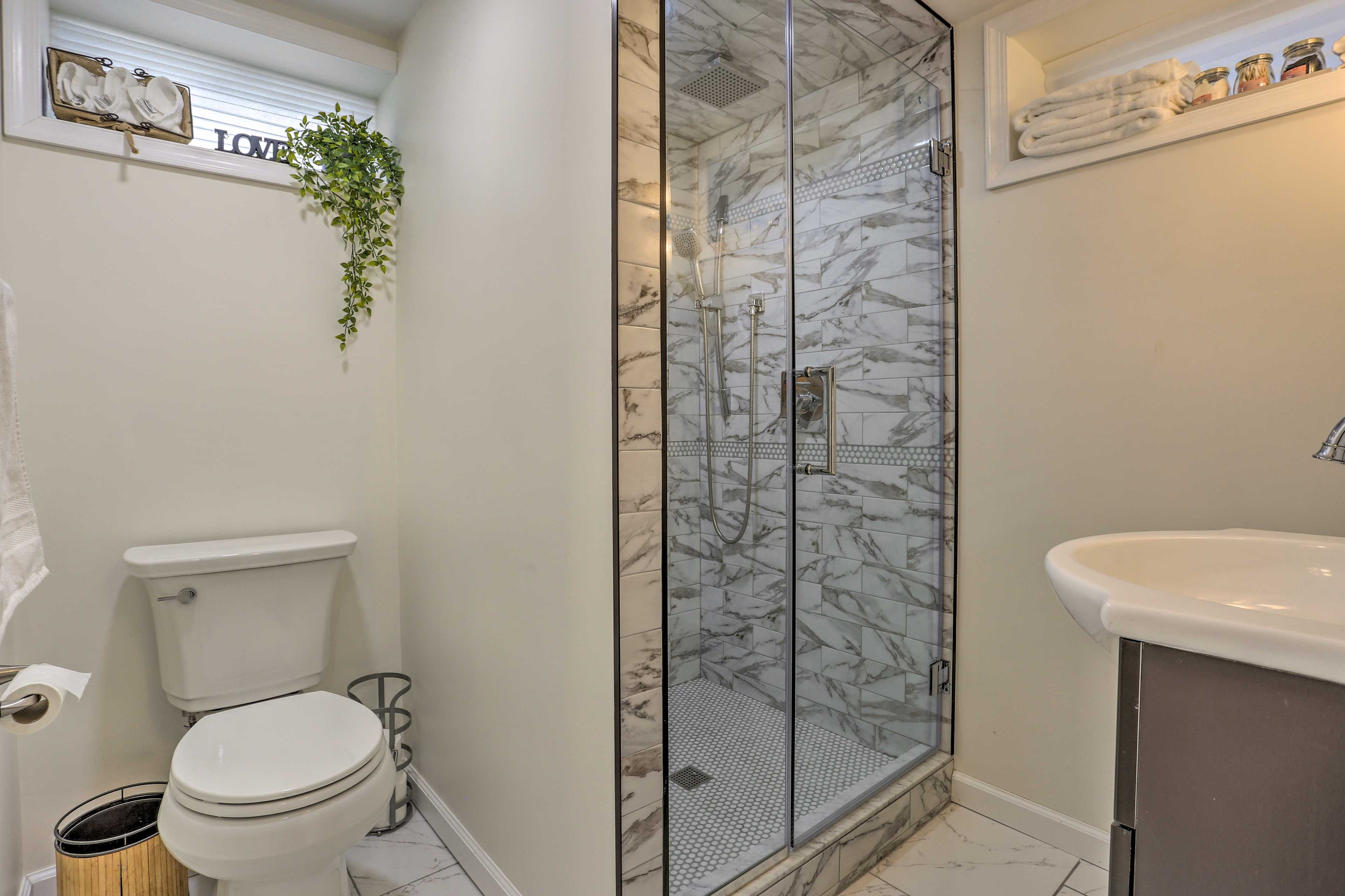 Full Bathroom | Towels Provided | Complimentary Toiletries