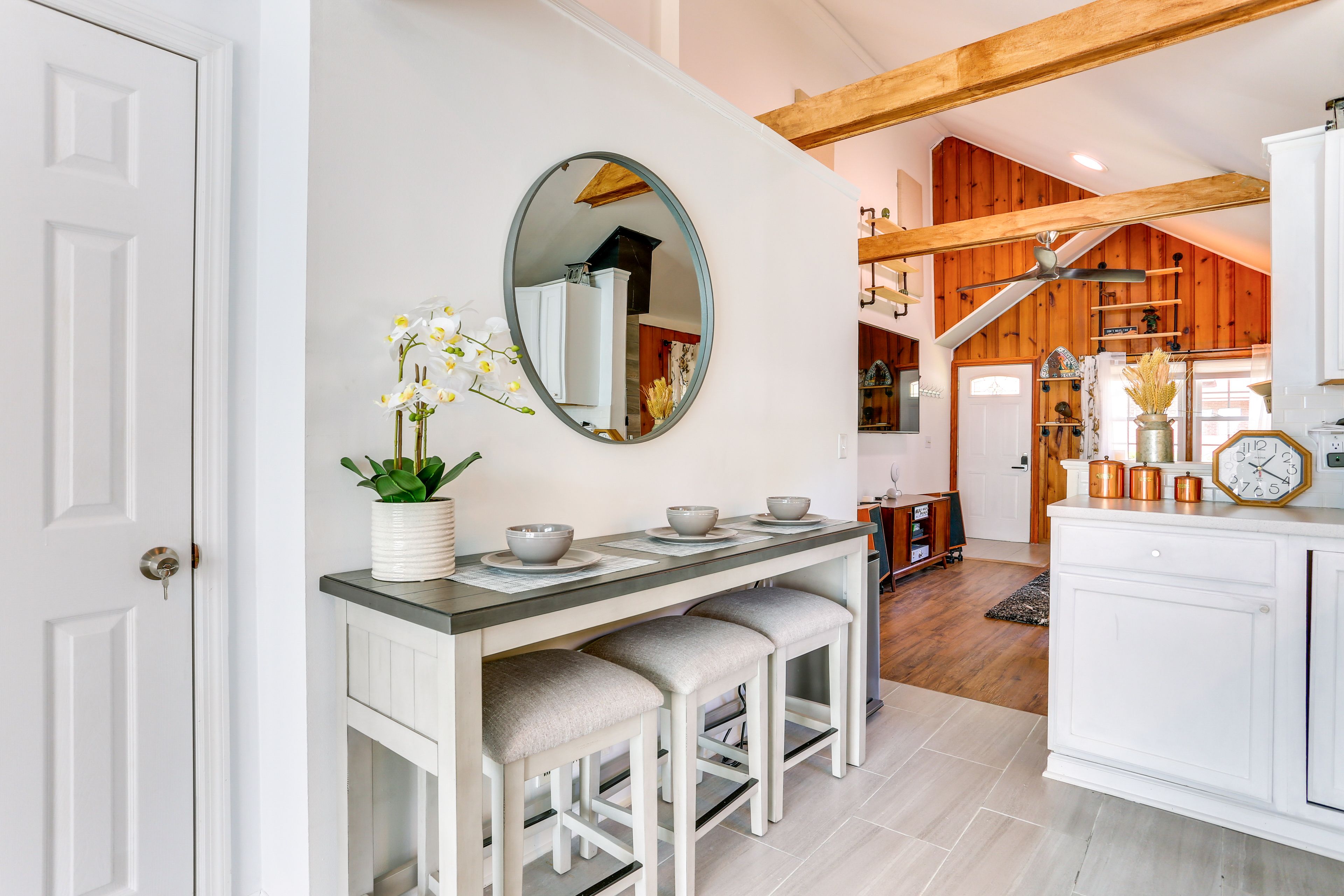 Dining Area | Dishware & Flatware Provided